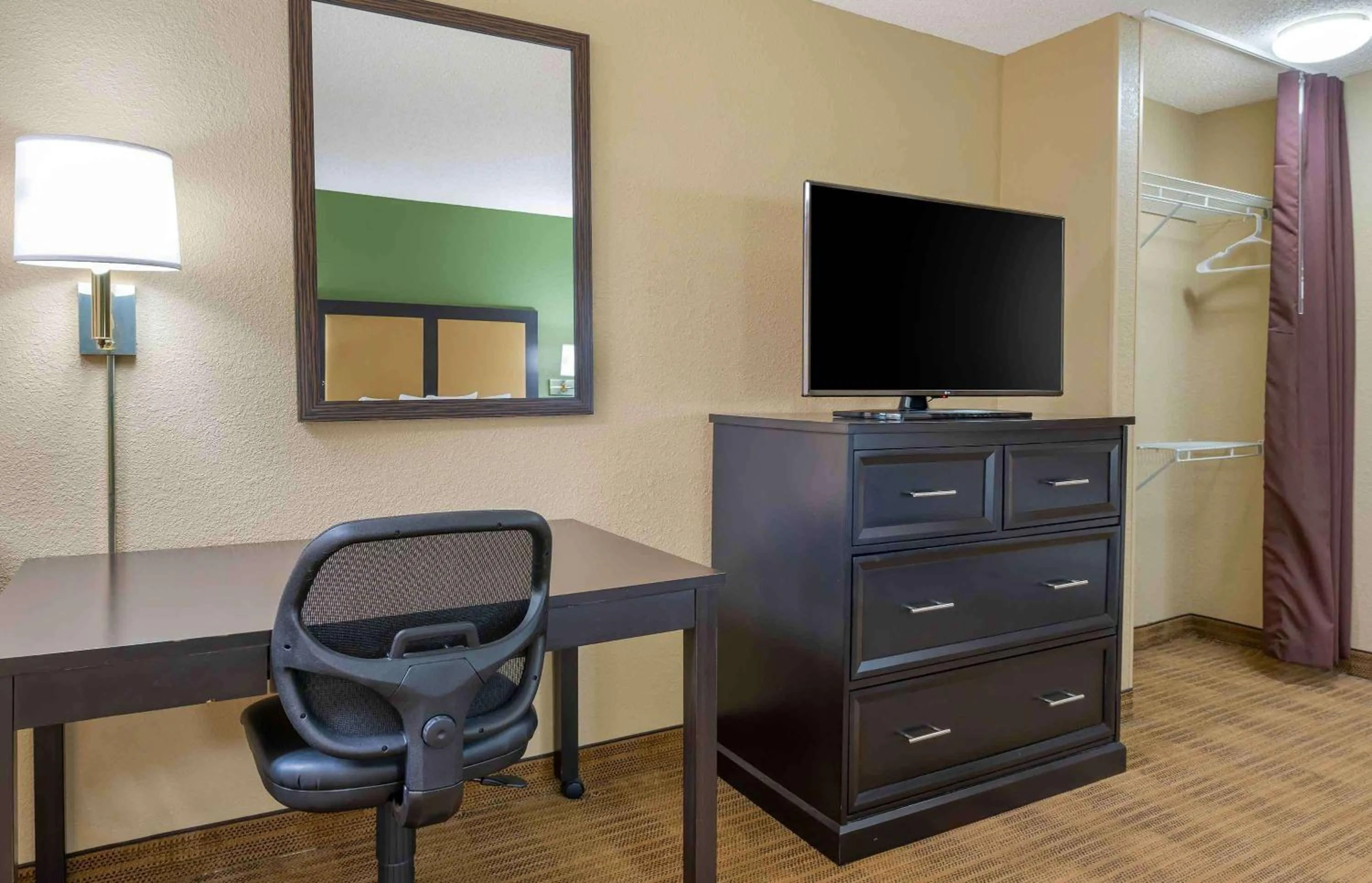 Bedroom in Extended Stay America Select Suites - Columbus - Worthington