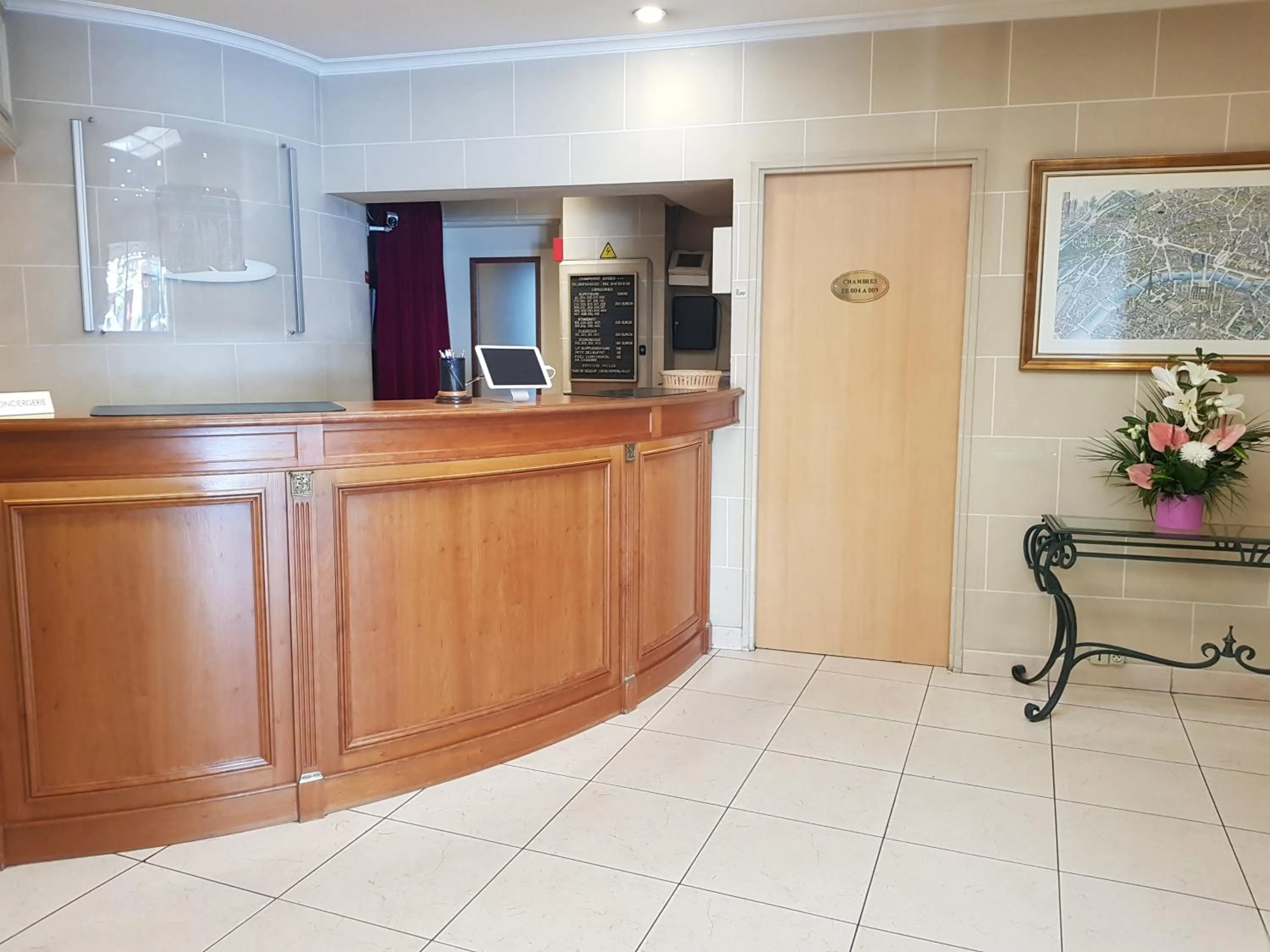 Lobby or reception in Hotel Champerret Elysees