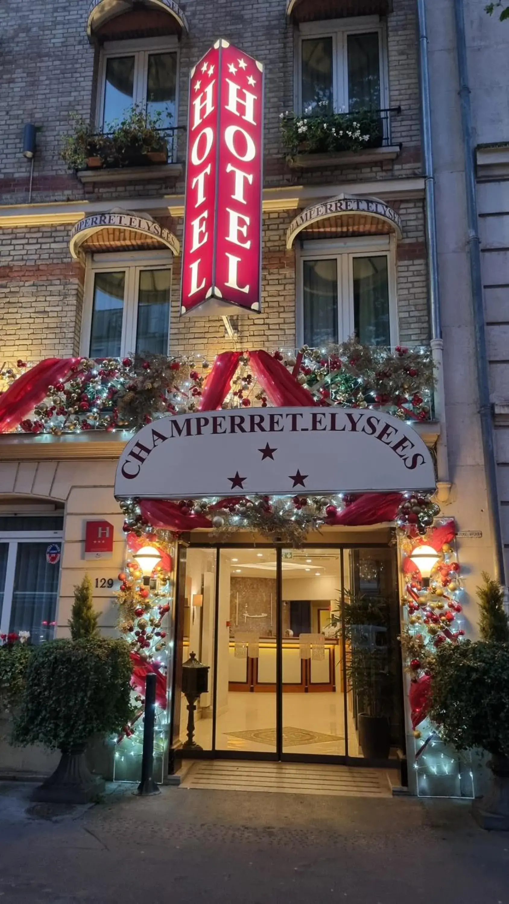 Property building in Hotel Champerret Elysees Property building in Hotel Champerret Elysees