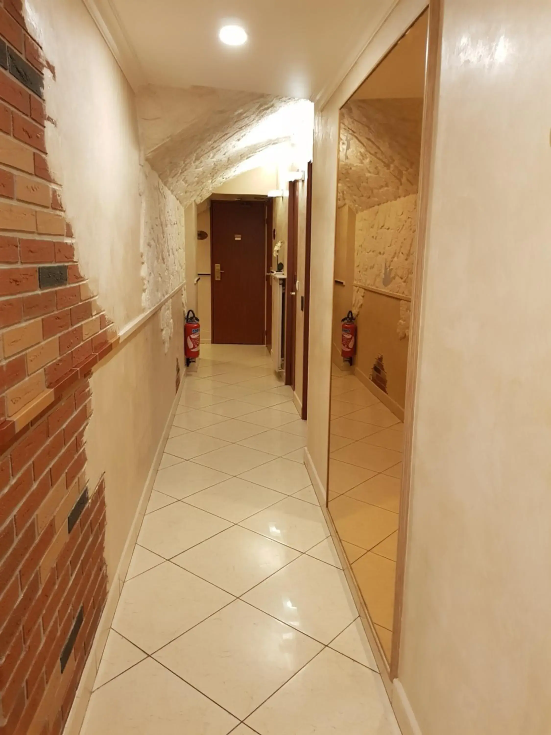 Restaurant/places to eat in Hotel Champerret Elysees Restaurant/places to eat in Hotel Champerret Elysees