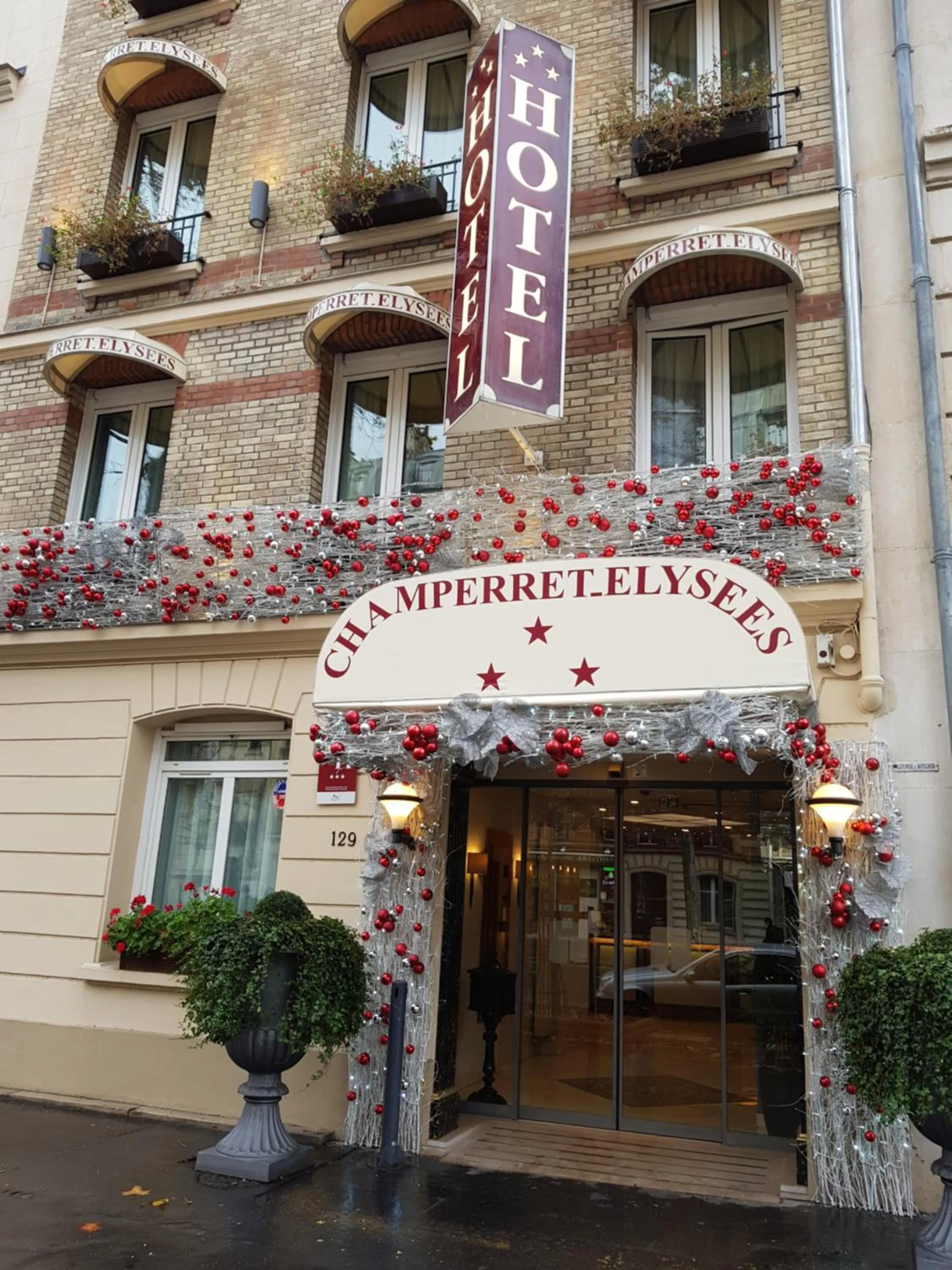 Facade/entrance in Hotel Champerret Elysees