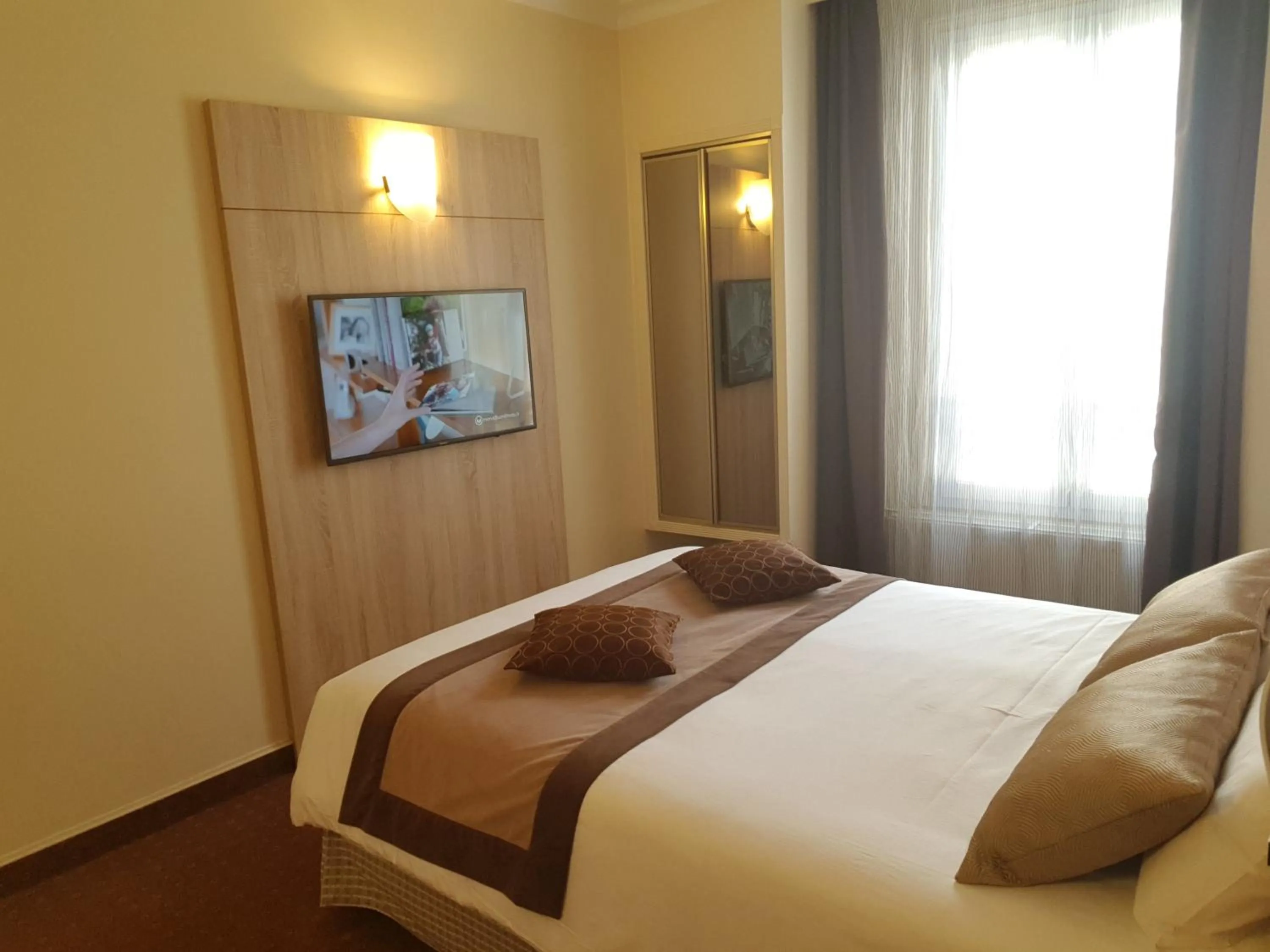 Bed in Hotel Champerret Elysees