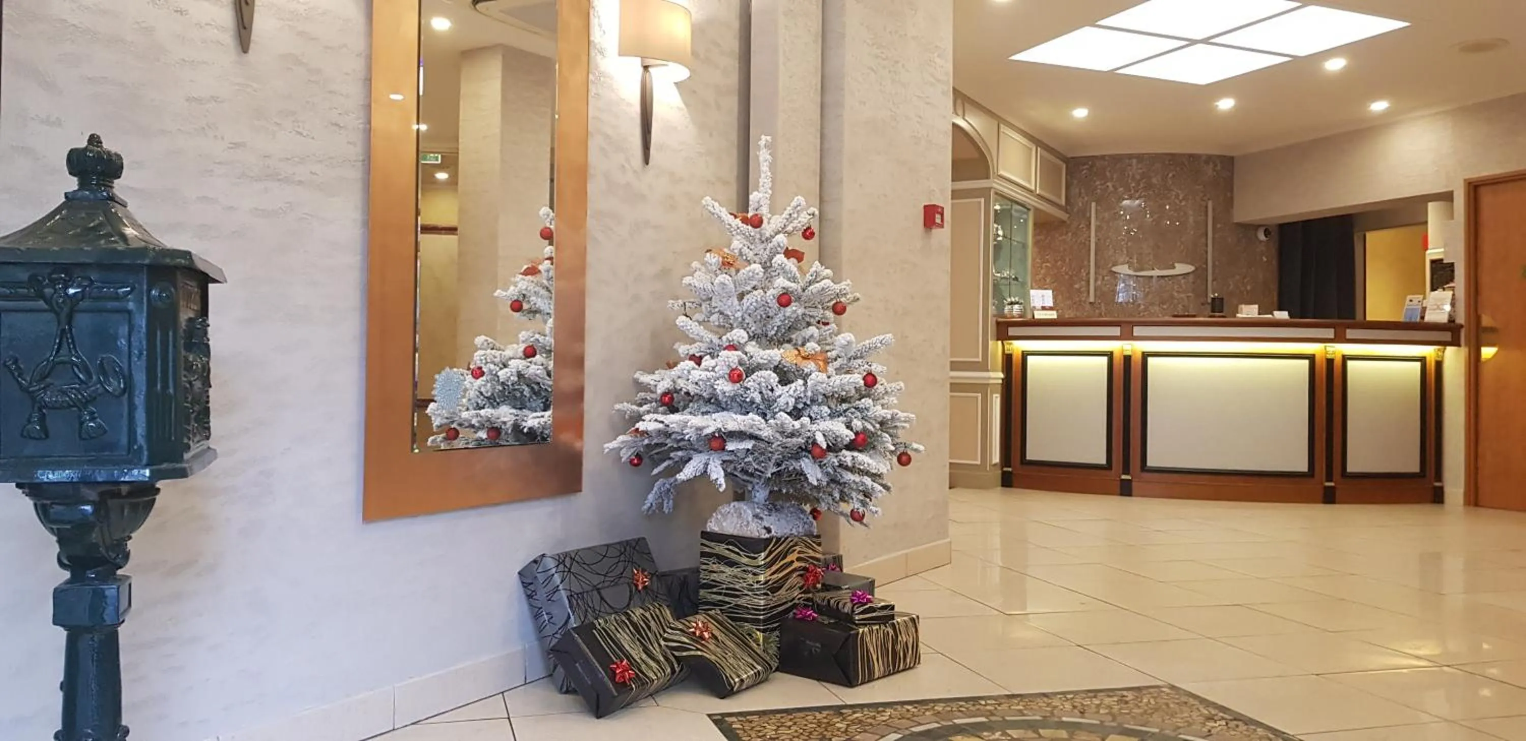 Lobby or reception in Hotel Champerret Elysees