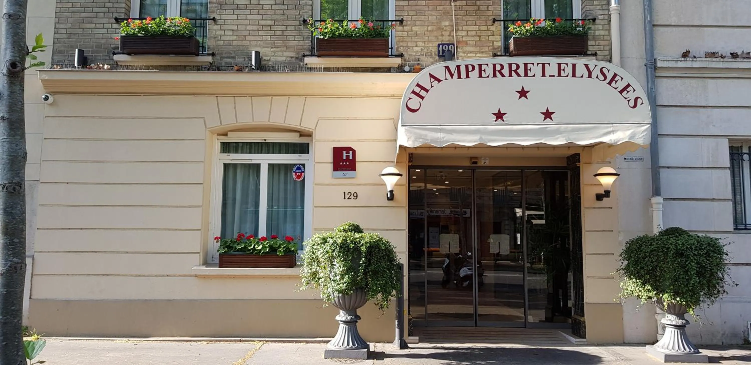 Facade/entrance in Hotel Champerret Elysees