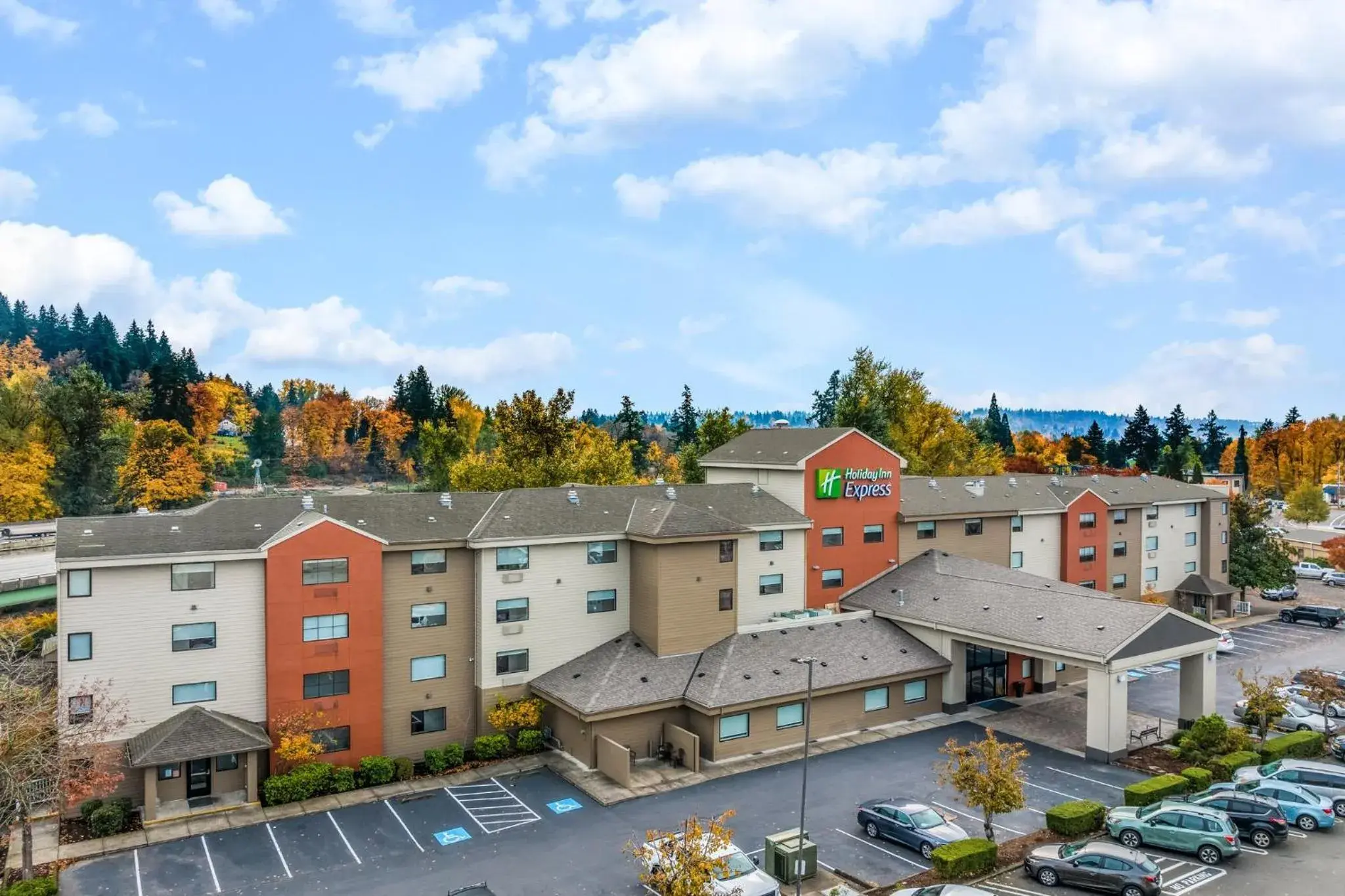 Property building in Holiday Inn Express Portland SE - Clackamas Area by IHG Property building in Holiday Inn Express Portland SE - Clackamas Area by IHG