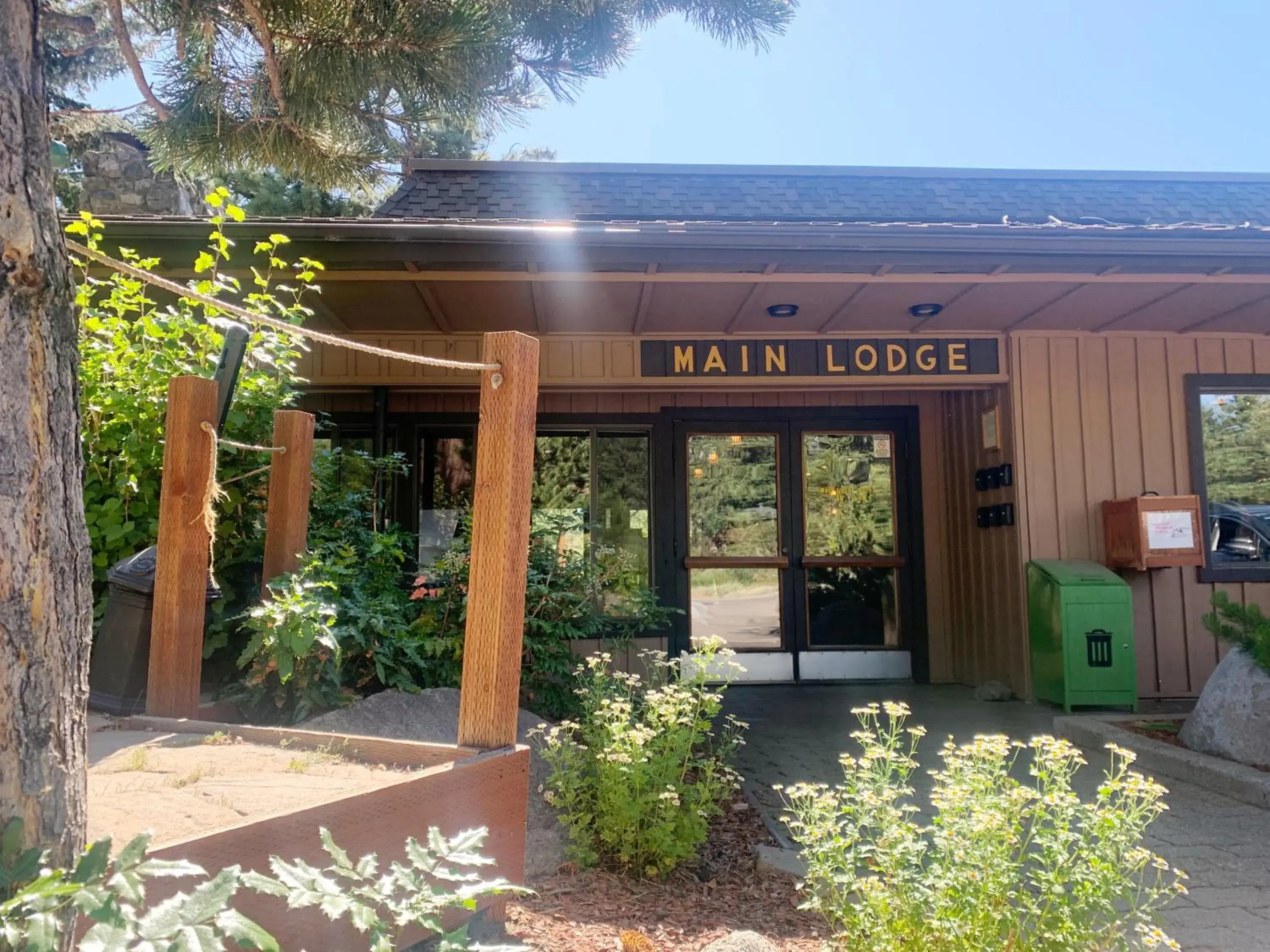 Property building in Station House Inn South Lake Tahoe Property building in Station House Inn South Lake Tahoe