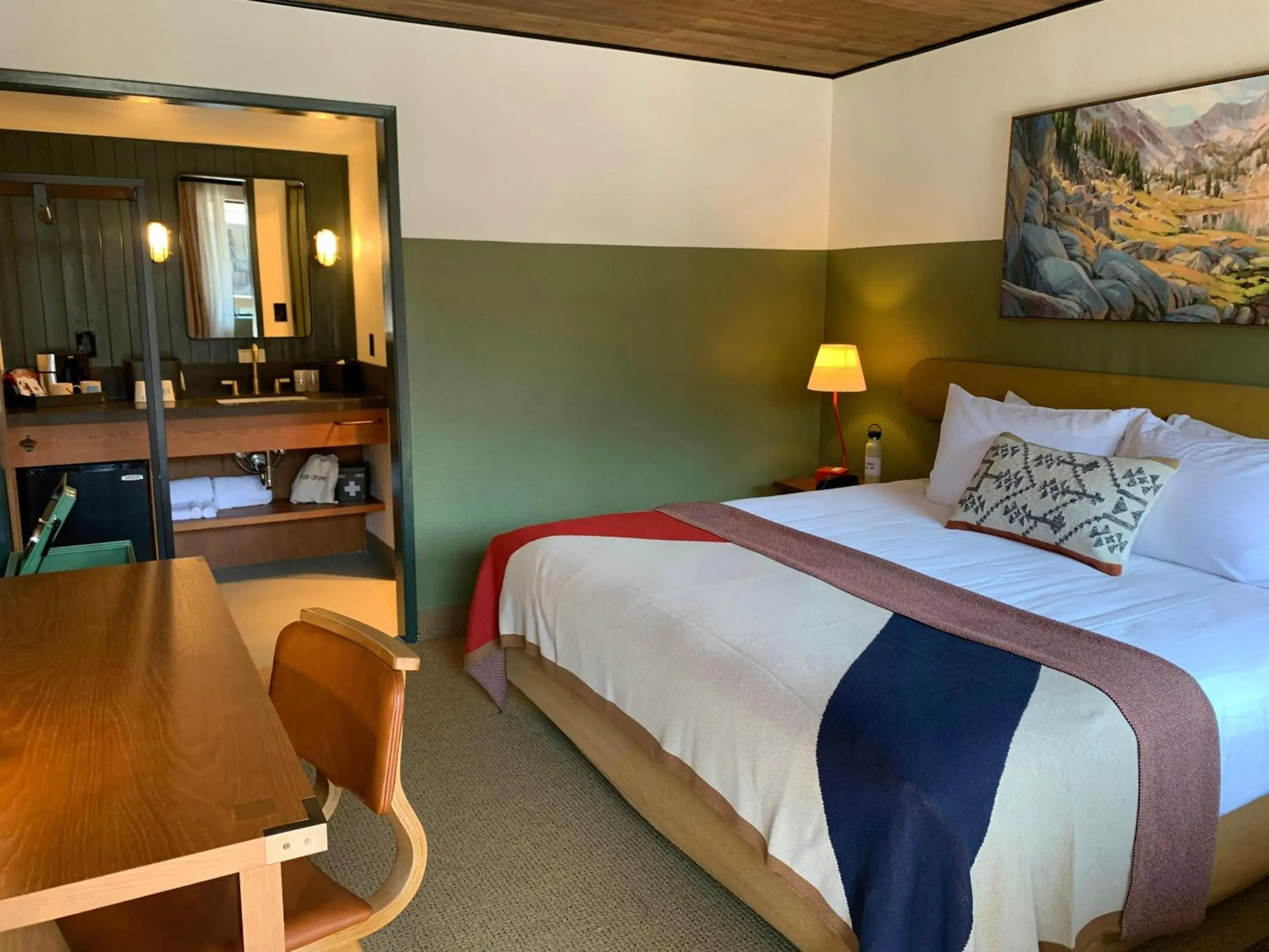 Bed in Station House Inn South Lake Tahoe Bed in Station House Inn South Lake Tahoe