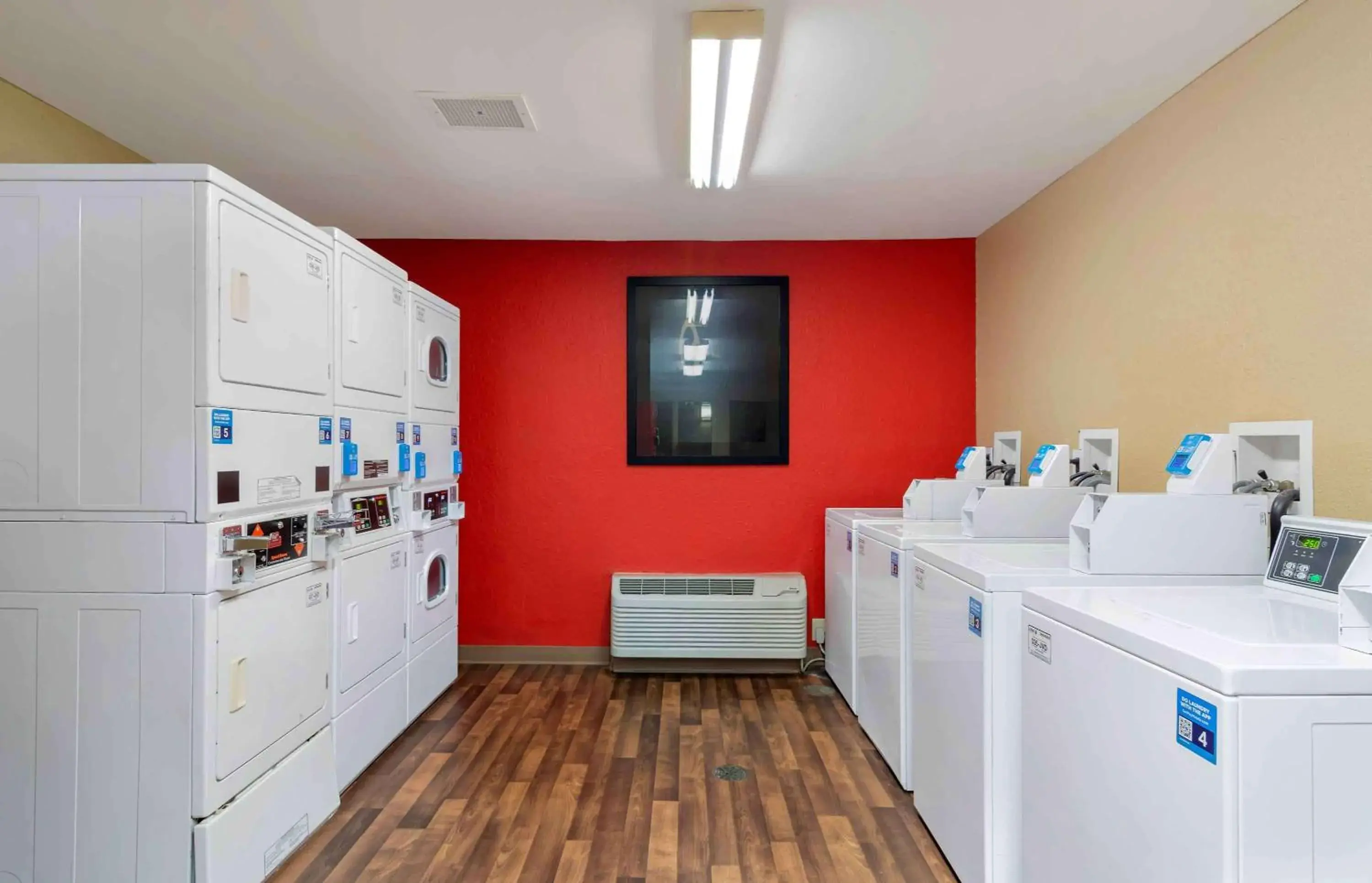 Property building, Bed in Extended Stay America Suites - Atlanta - Perimeter - Crestline Property building, Bed in Extended Stay America Suites - Atlanta - Perimeter - Crestline