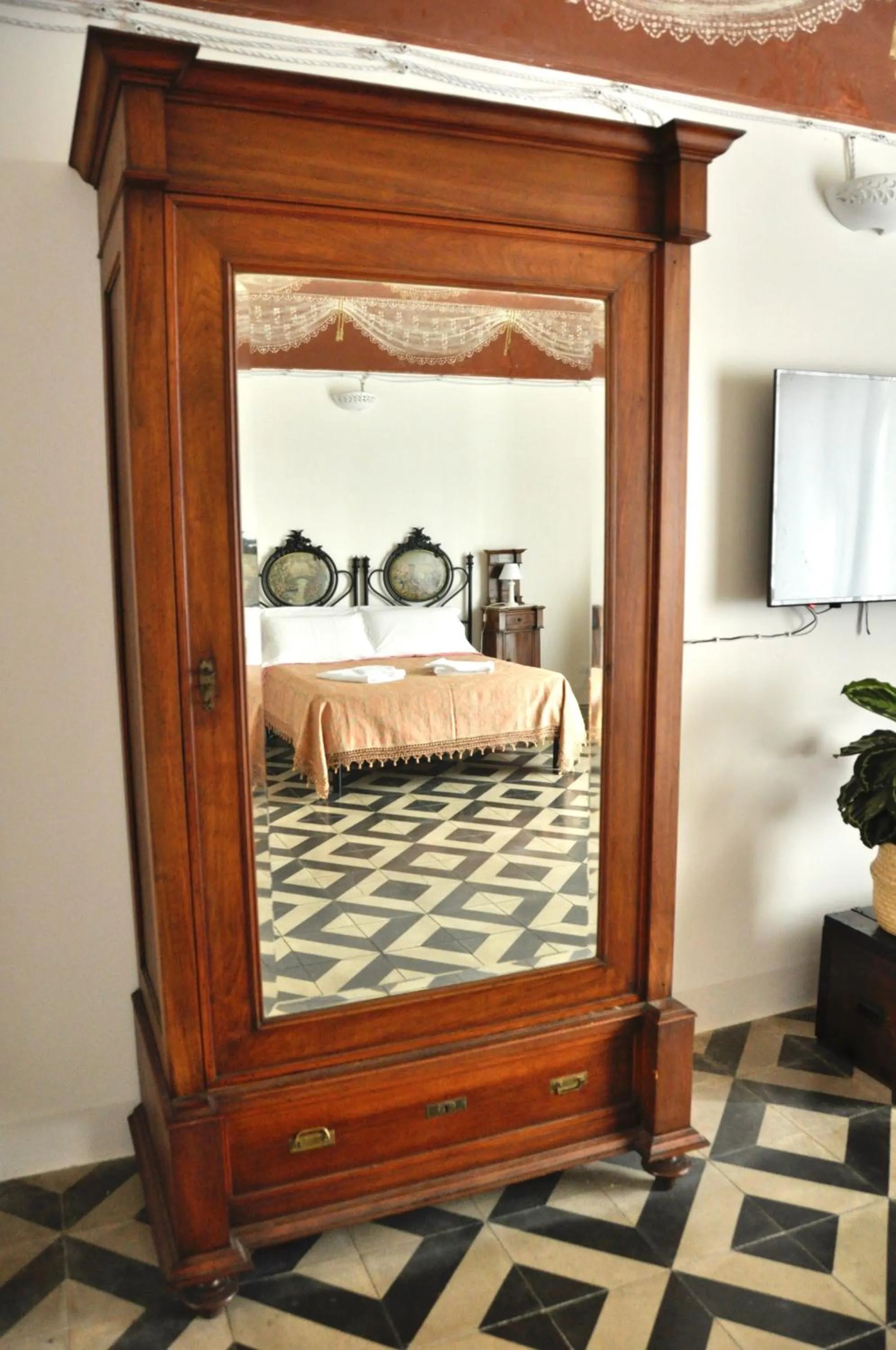 wardrobe, Bed in Casa Turi