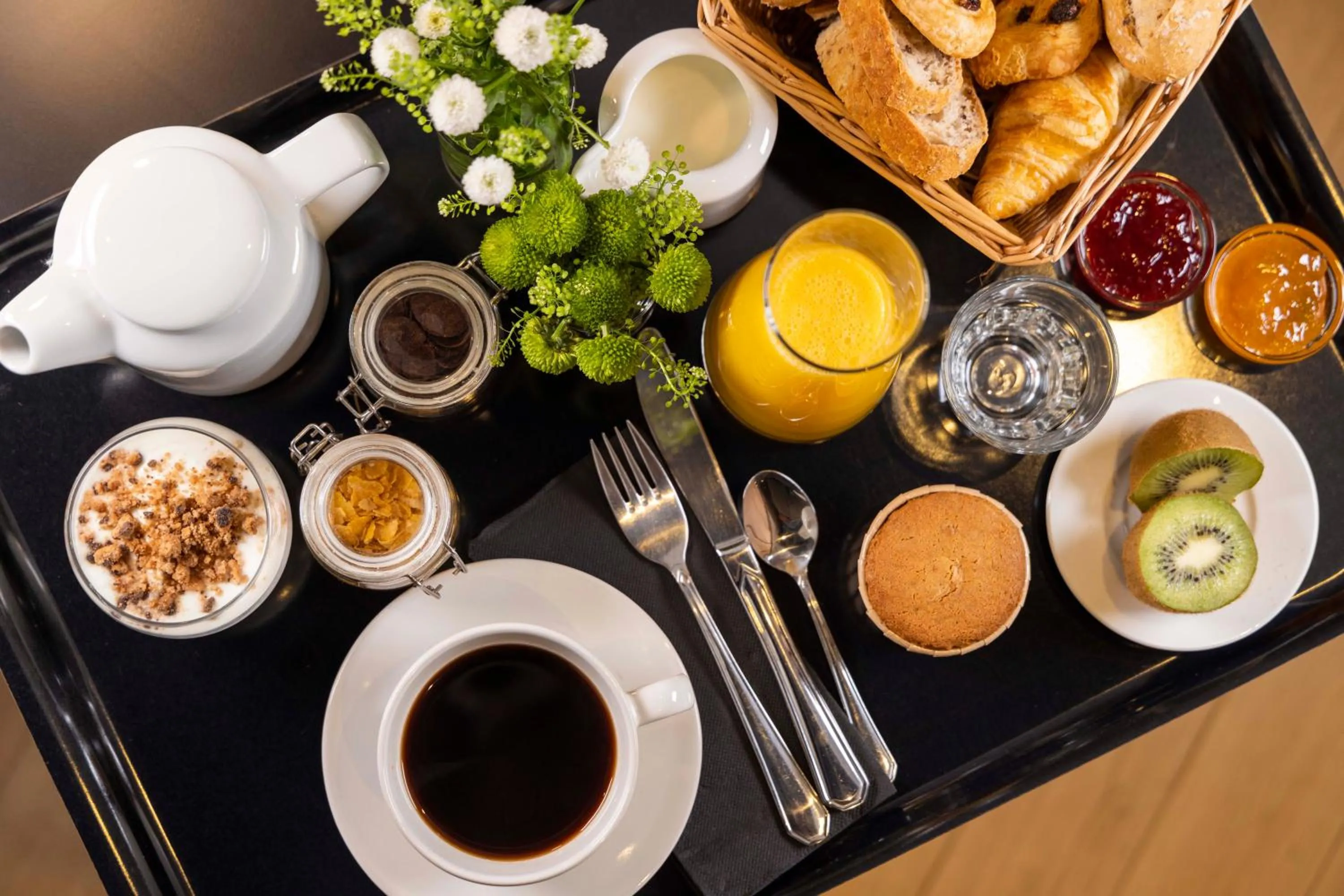 Food and drinks in Paris Art Hotel Quartier Latin by Malone