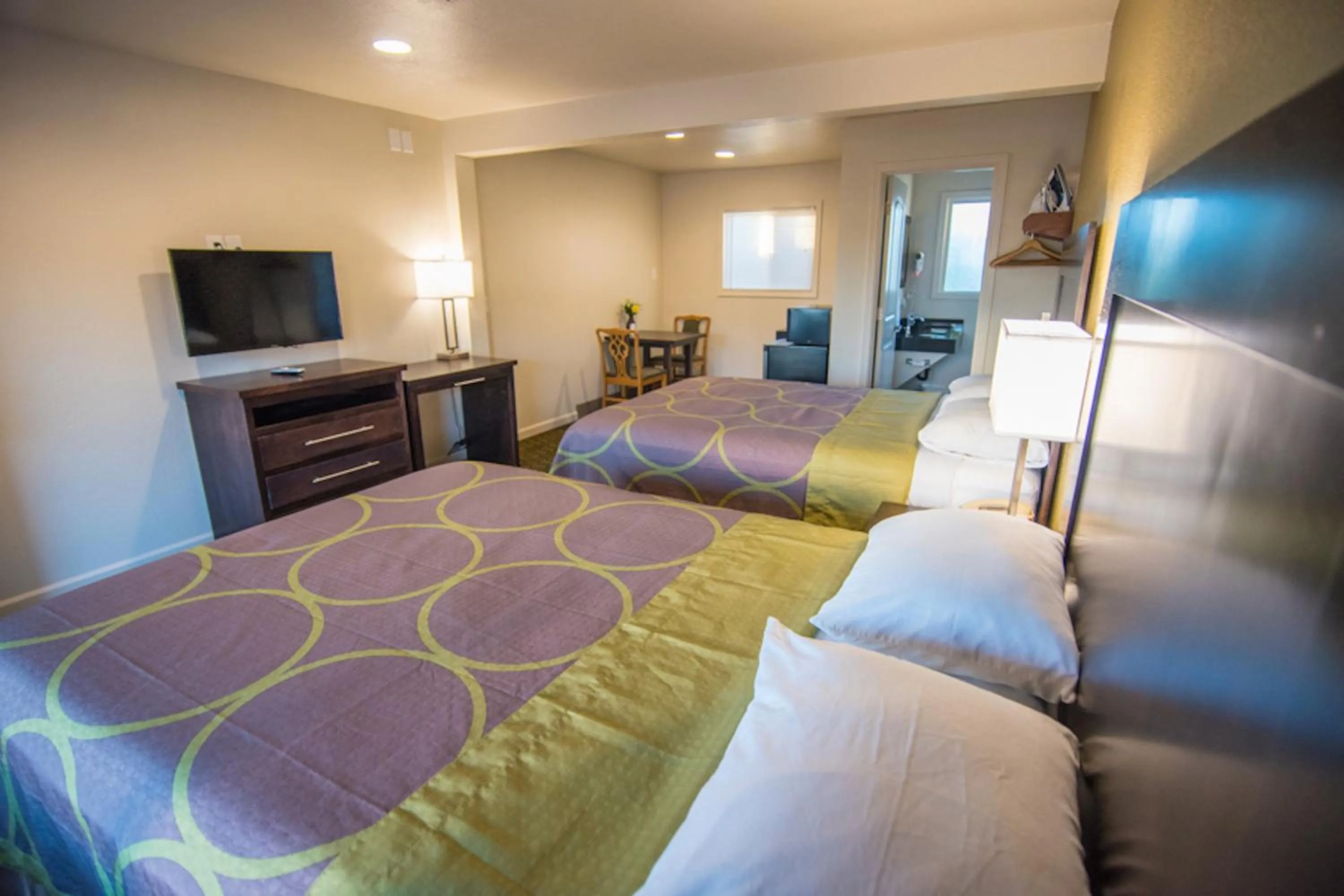 Photo of the whole room, Bed in Budget Lodge Eugene - Airport