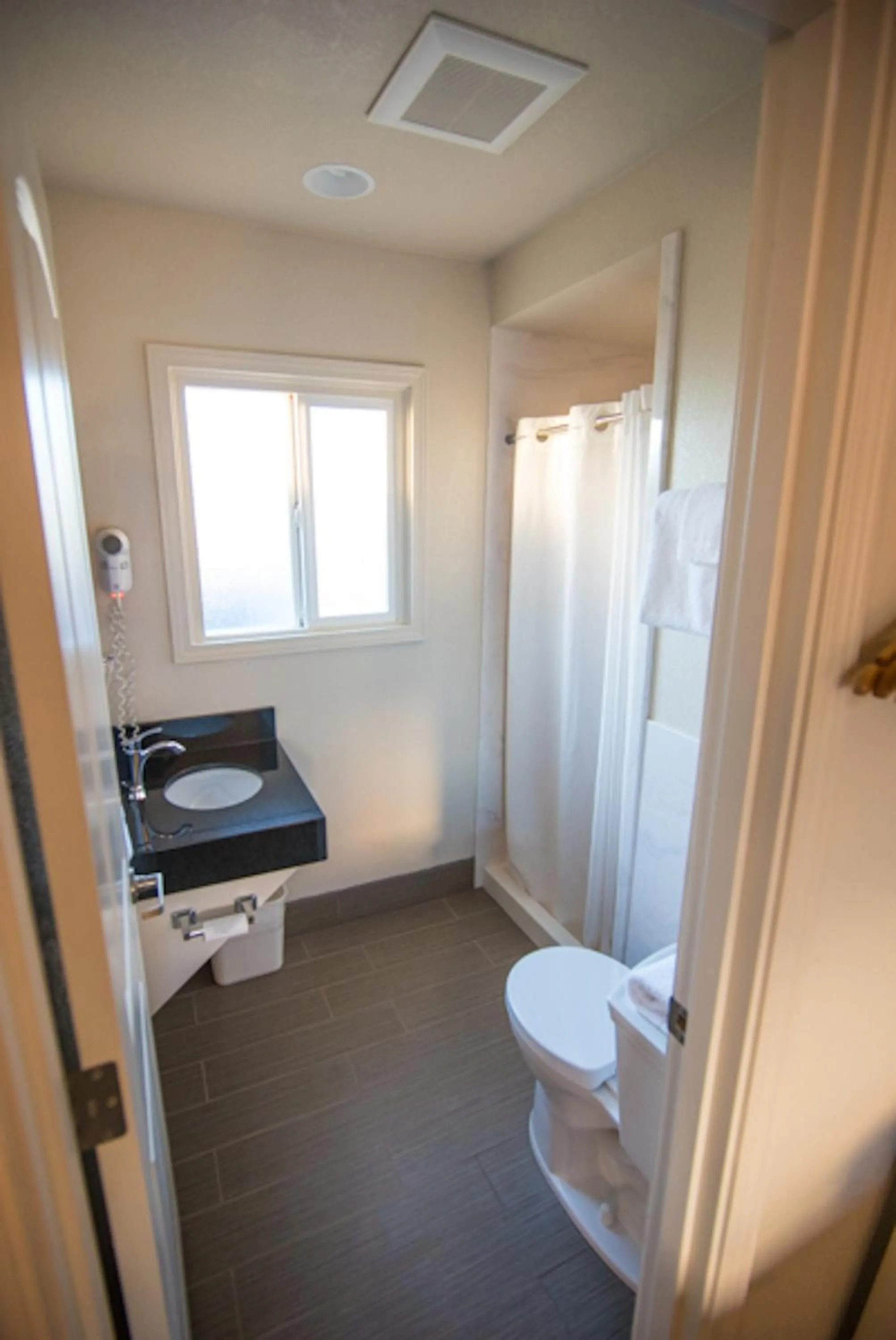 Bathroom in Budget Lodge Eugene - Airport