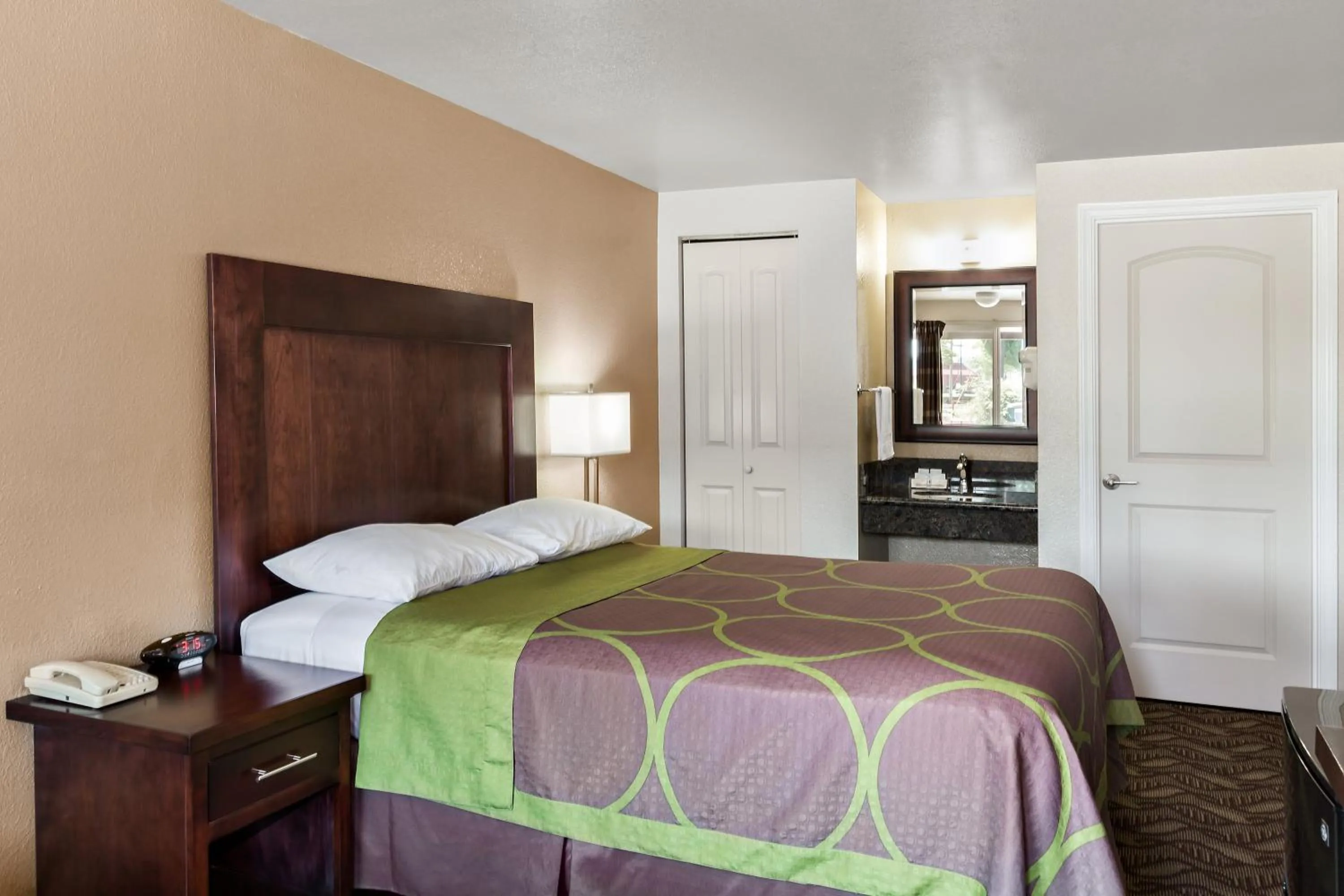 Photo of the whole room, Bed in Budget Lodge Eugene - Airport