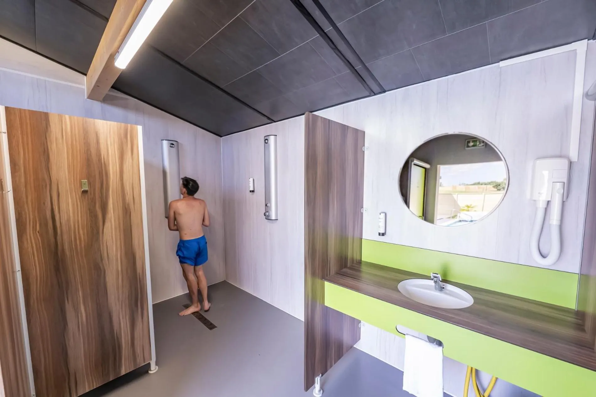 Shower in Hôtel du Moulin de la Brevette