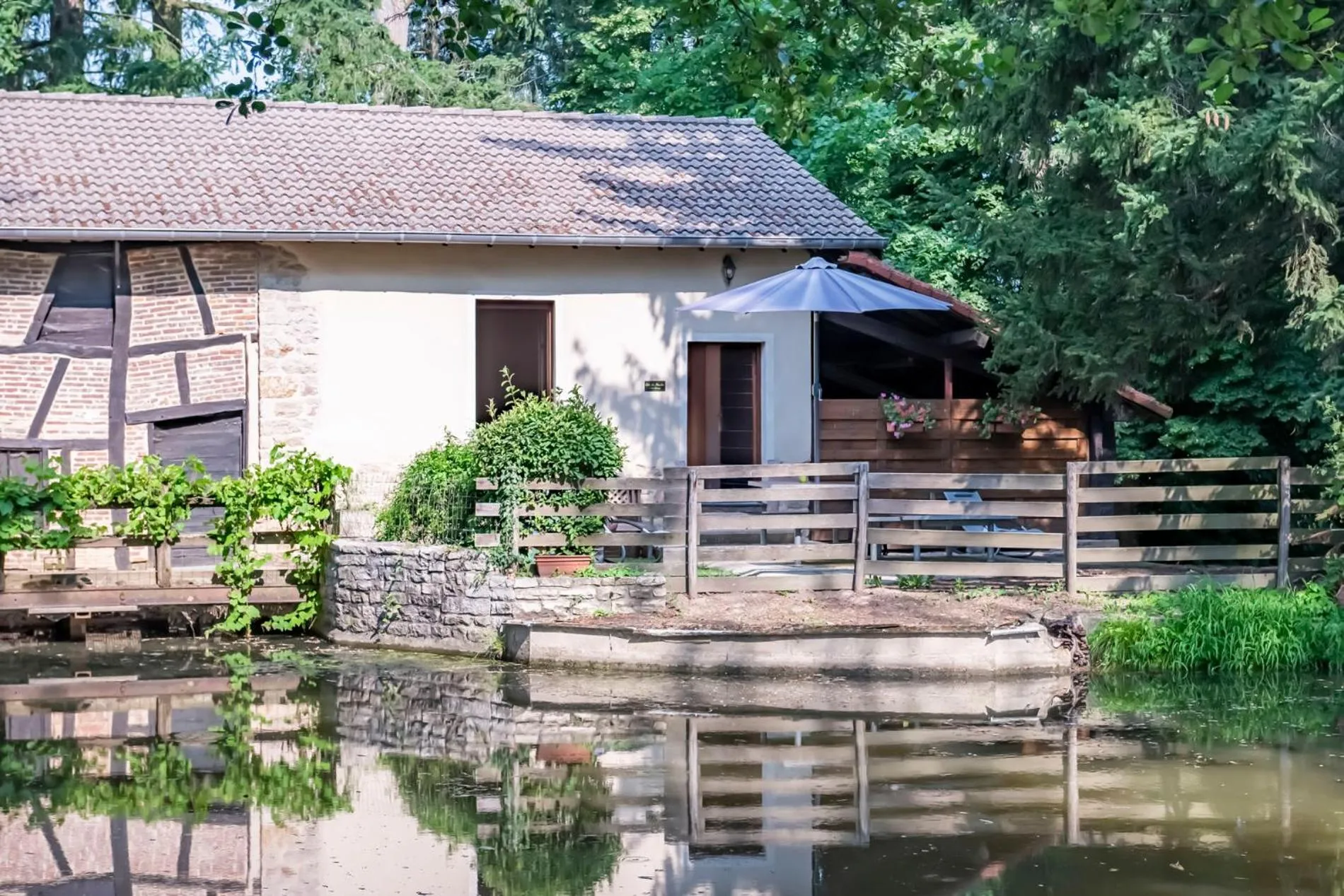 Patio in Hôtel du Moulin de la Brevette