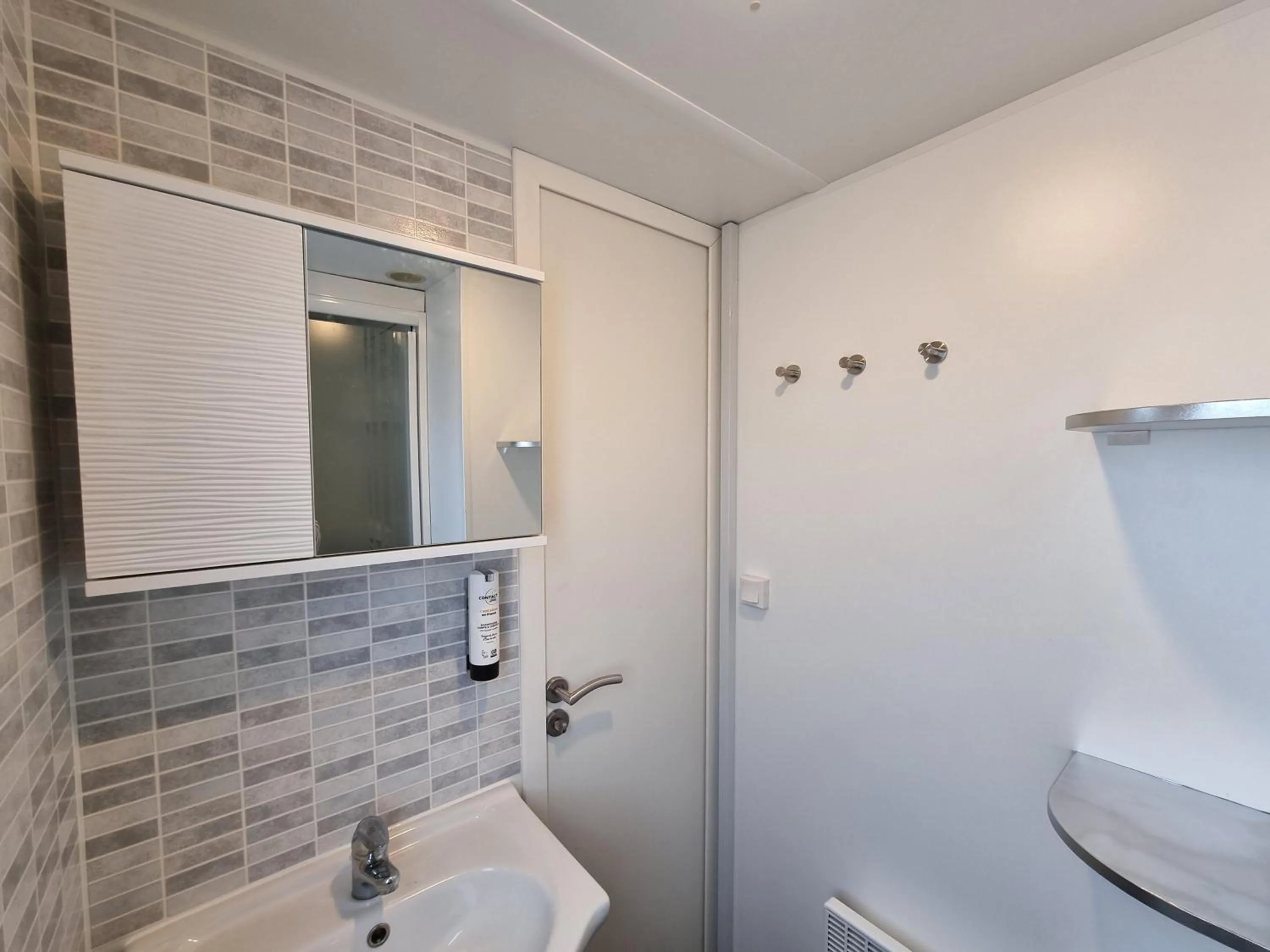 Shower in Hôtel du Moulin de la Brevette