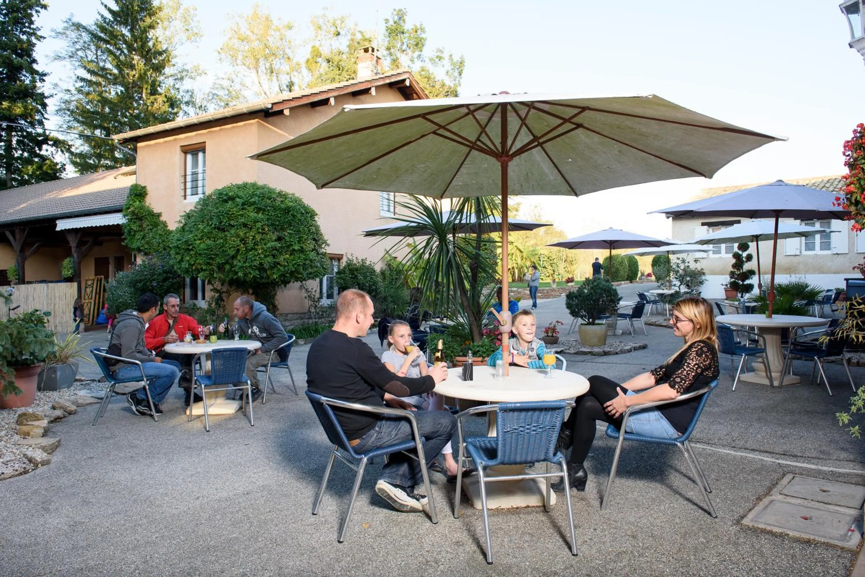 Patio in Hôtel du Moulin de la Brevette