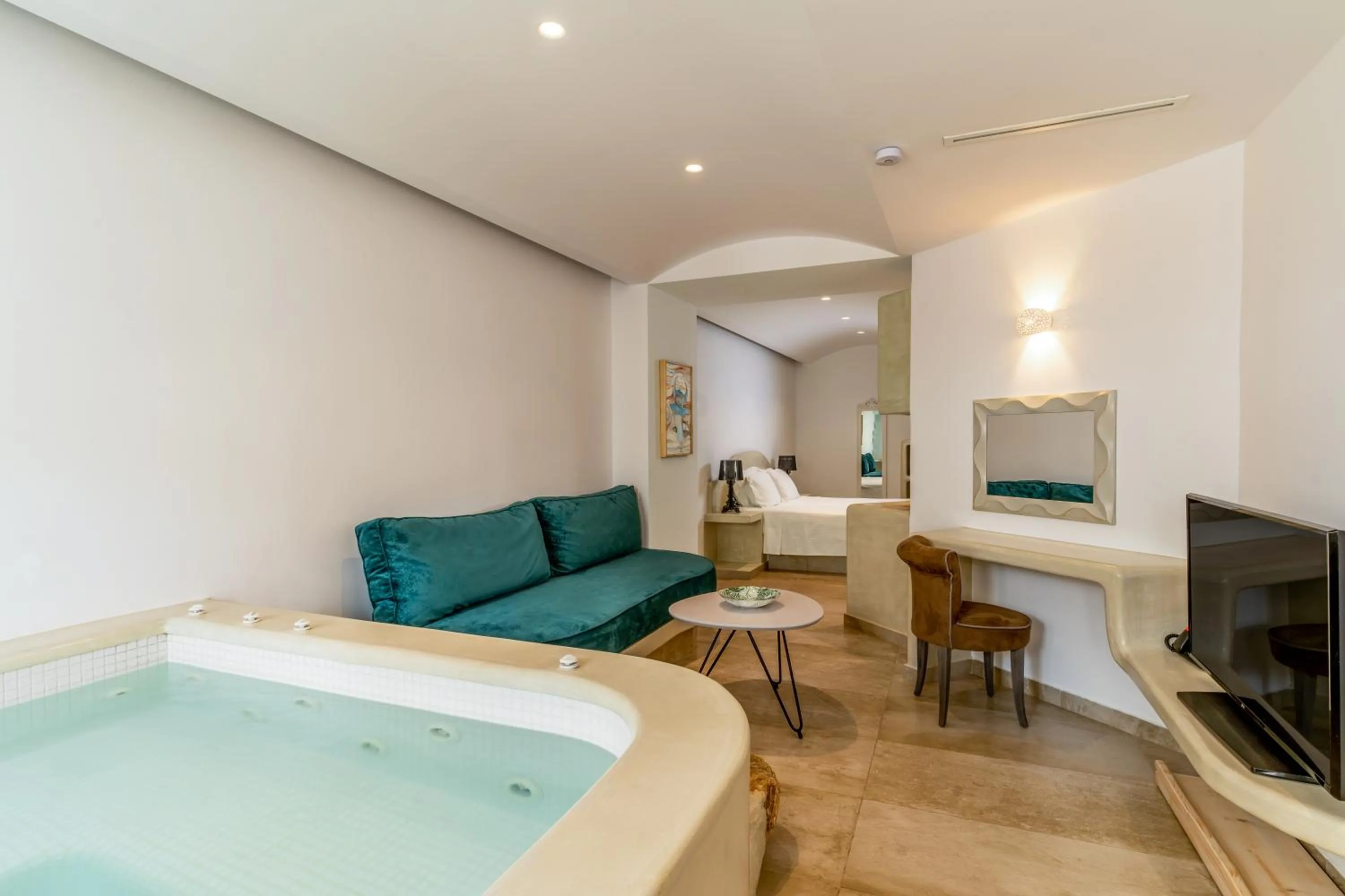 Hot Tub in Marvarit Suites