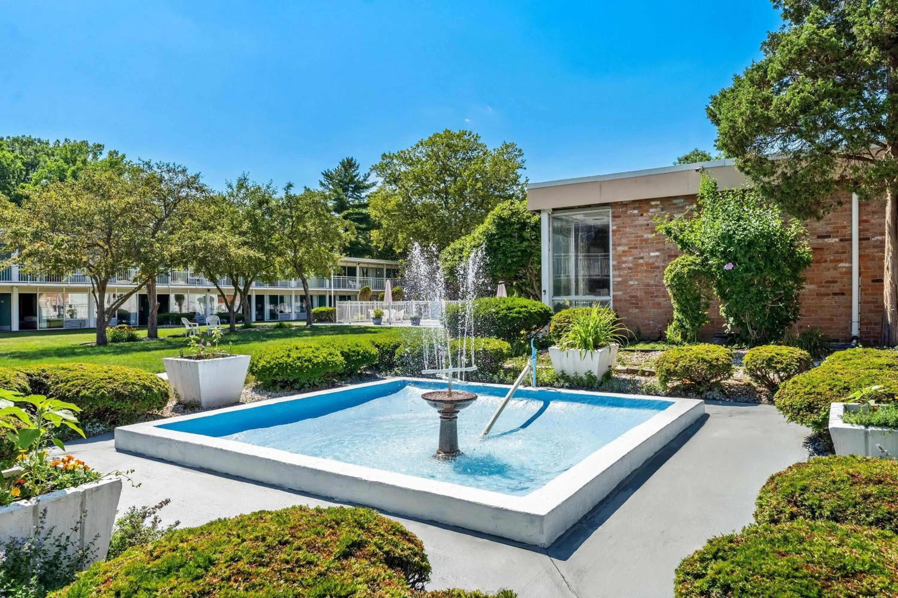 Property building in Howard Johnson by Wyndham Albany