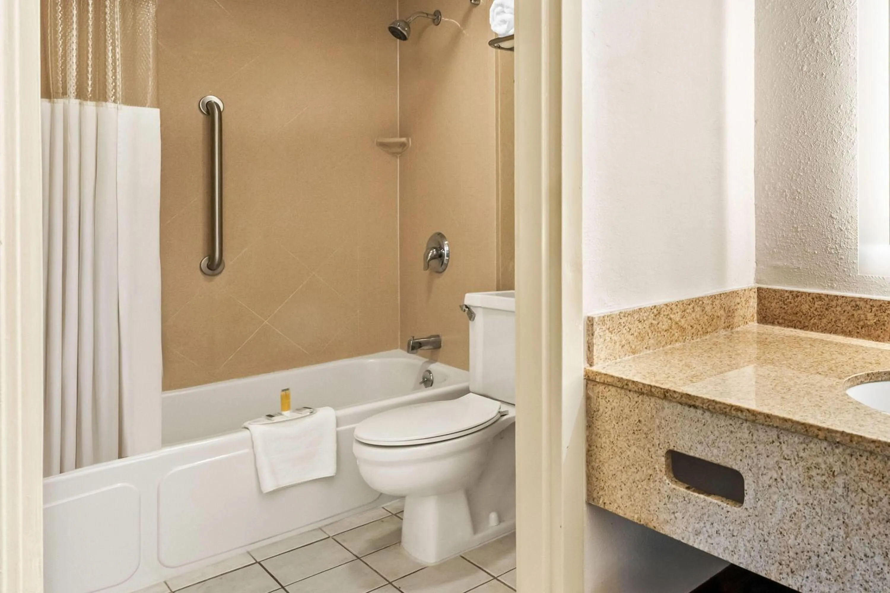 Bathroom in Howard Johnson by Wyndham Albany