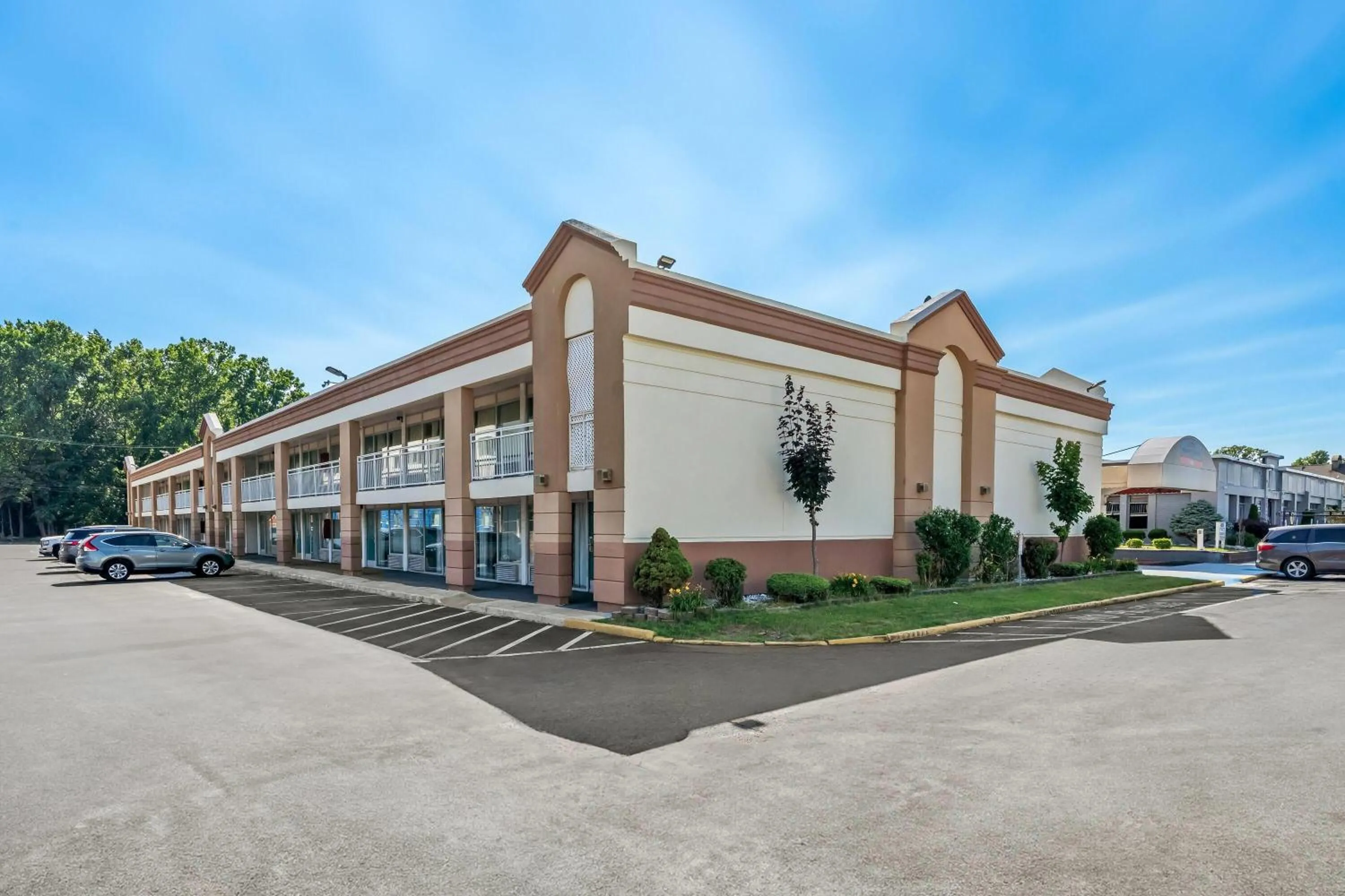 Property building in Howard Johnson by Wyndham Albany