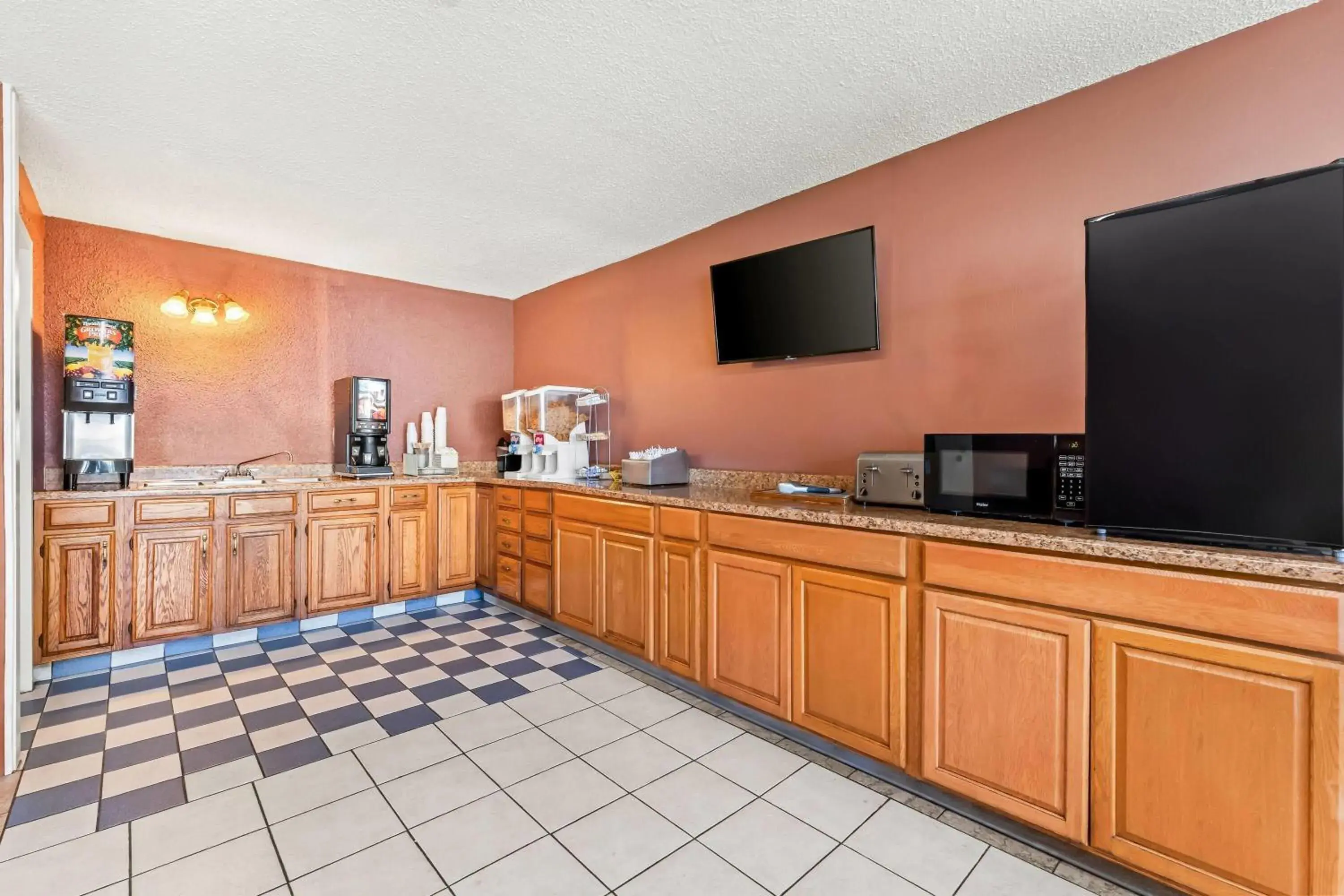 Property building in Howard Johnson by Wyndham Albany Property building in Howard Johnson by Wyndham Albany