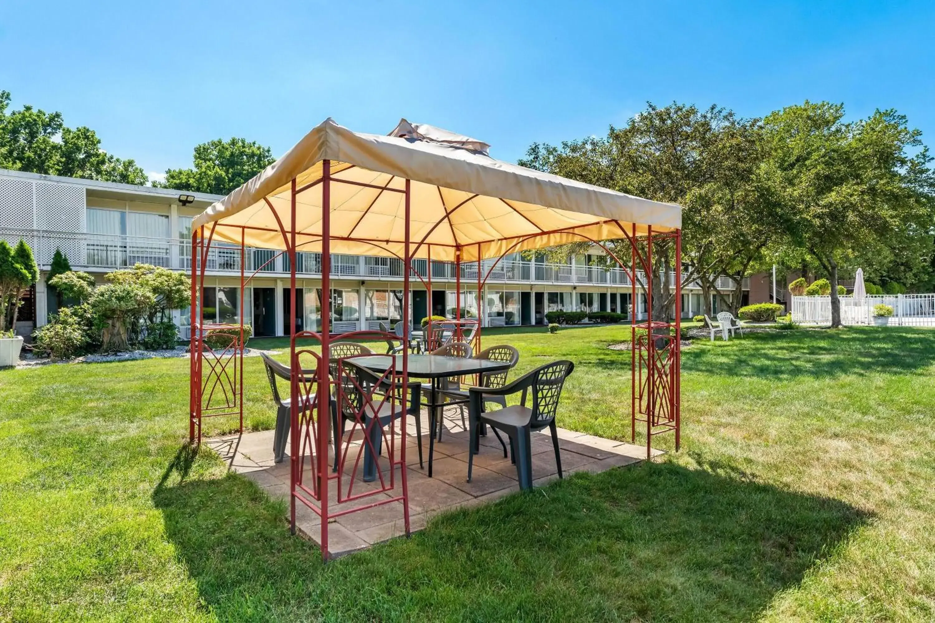 Property building in Howard Johnson by Wyndham Albany Property building in Howard Johnson by Wyndham Albany