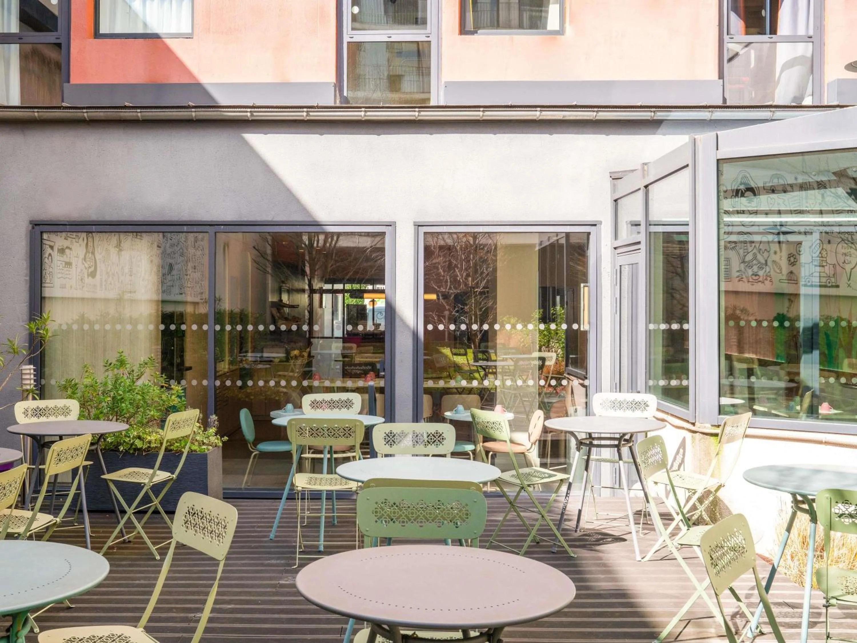 Lounge or bar in ibis Styles Paris Porte d'Orléans