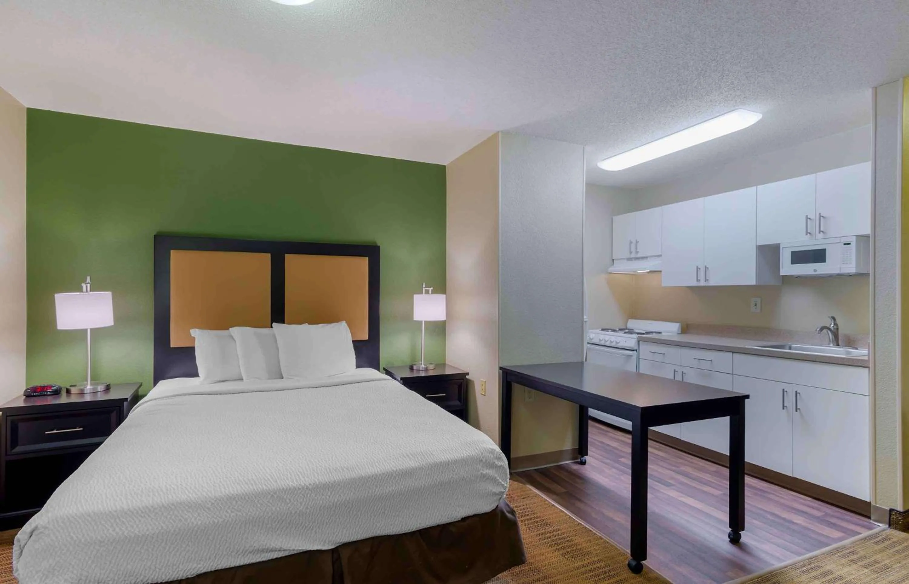 Bedroom, Bed in Extended Stay America Select Suites - Atlanta - Vinings