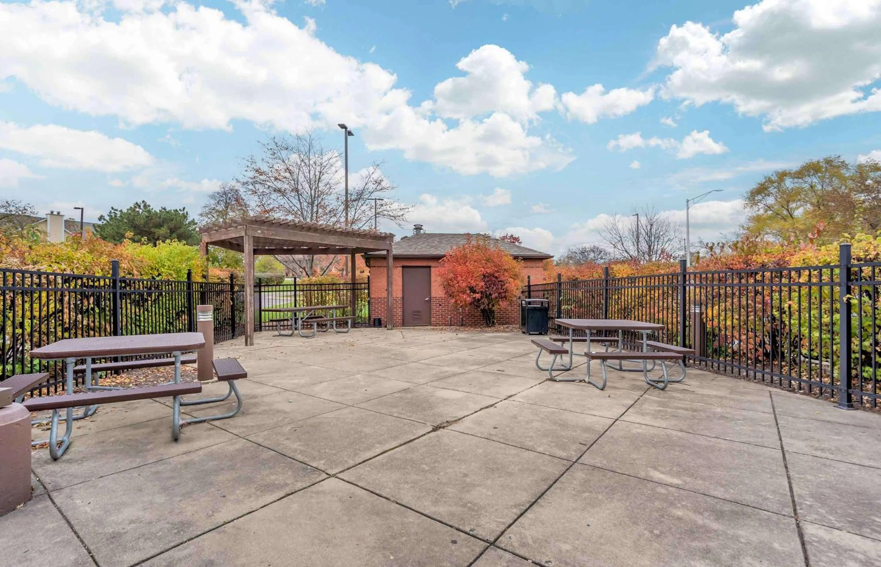 Property building in Extended Stay America Suites - Chicago - Lombard - Yorktown Center