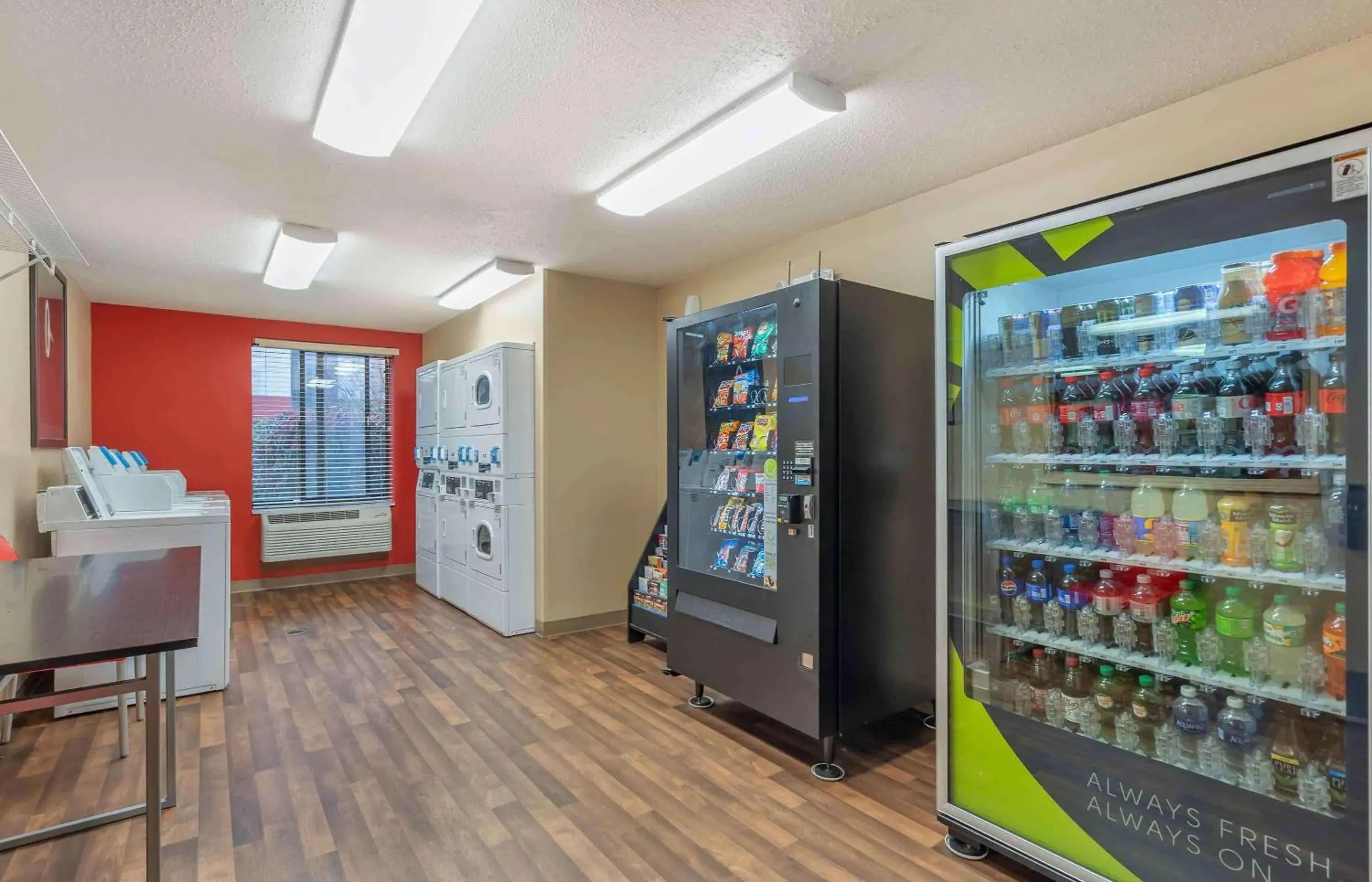 Property building in Extended Stay America Suites - Chicago - Lombard - Yorktown Center Property building in Extended Stay America Suites - Chicago - Lombard - Yorktown Center