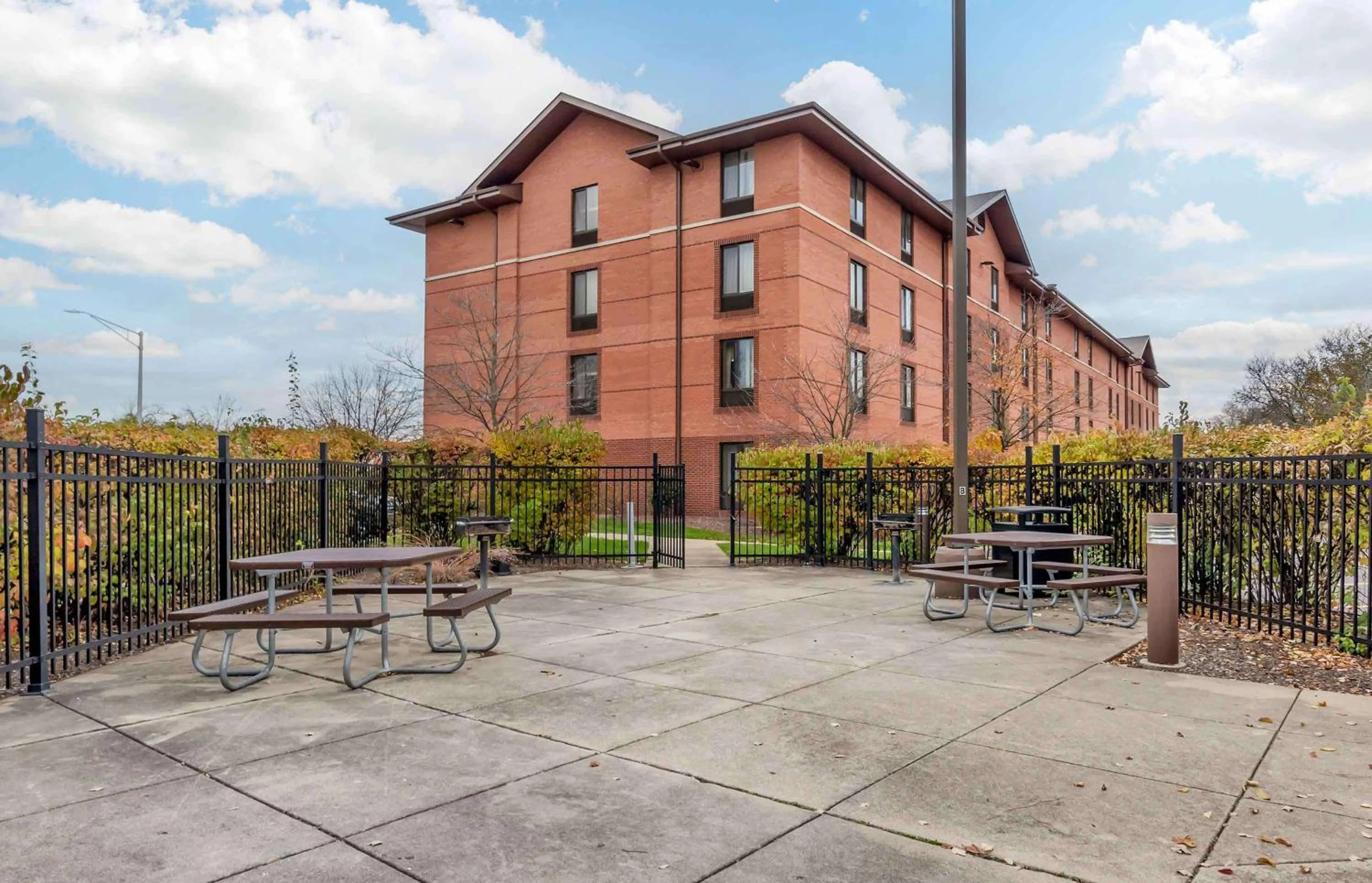 Property building in Extended Stay America Suites - Chicago - Lombard - Yorktown Center