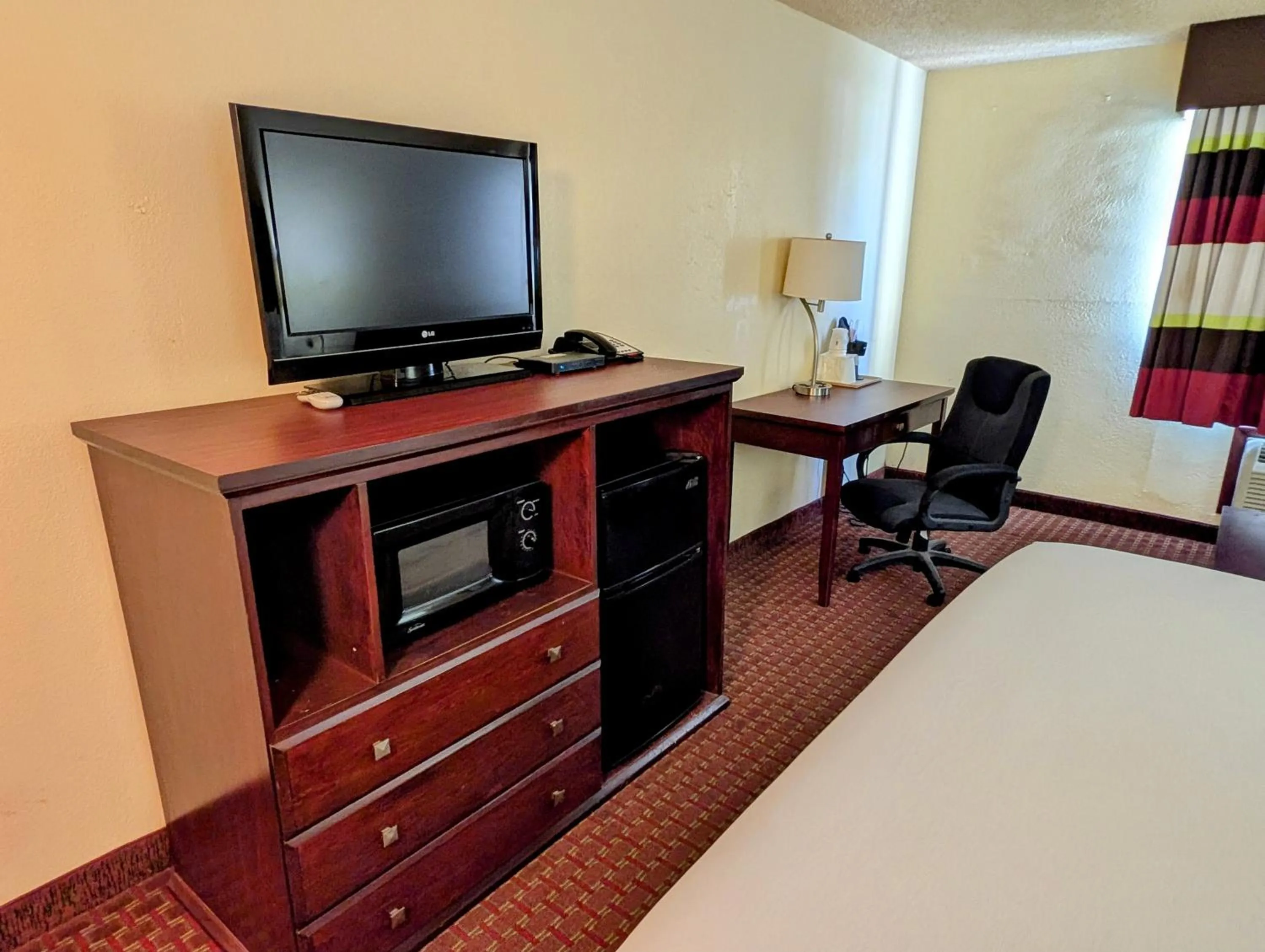 Entertainment, Bed in Travelodge by Wyndham Enid