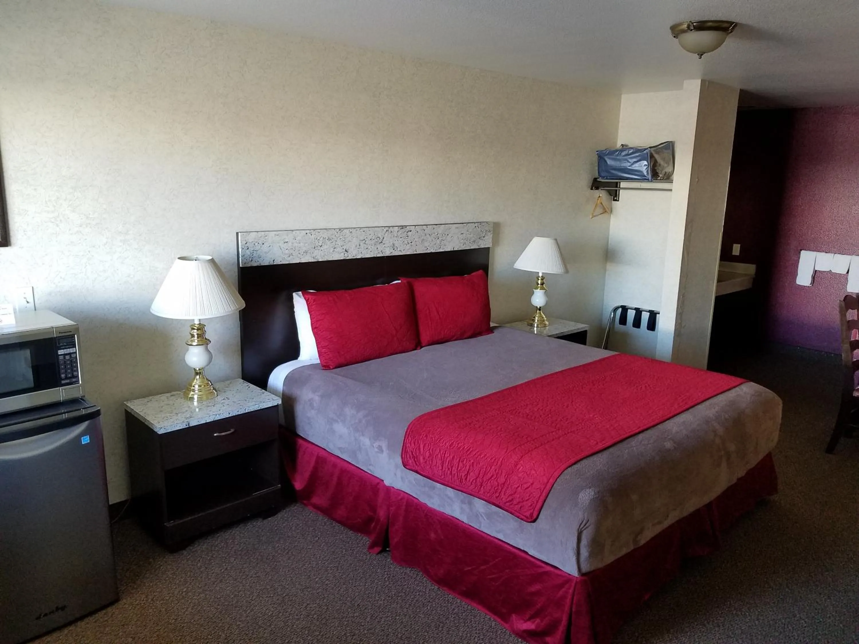 Photo of the whole room, Bed in Gridley Inn & RV Park