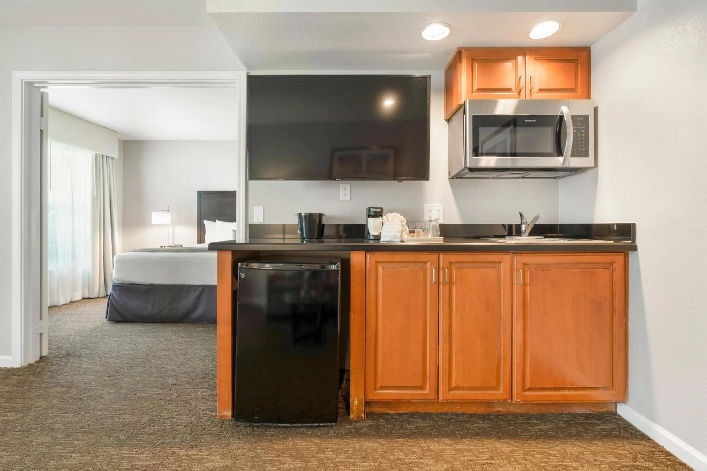 Kitchen or kitchenette in Chase Suites Brea-Fullerton - North Orange County