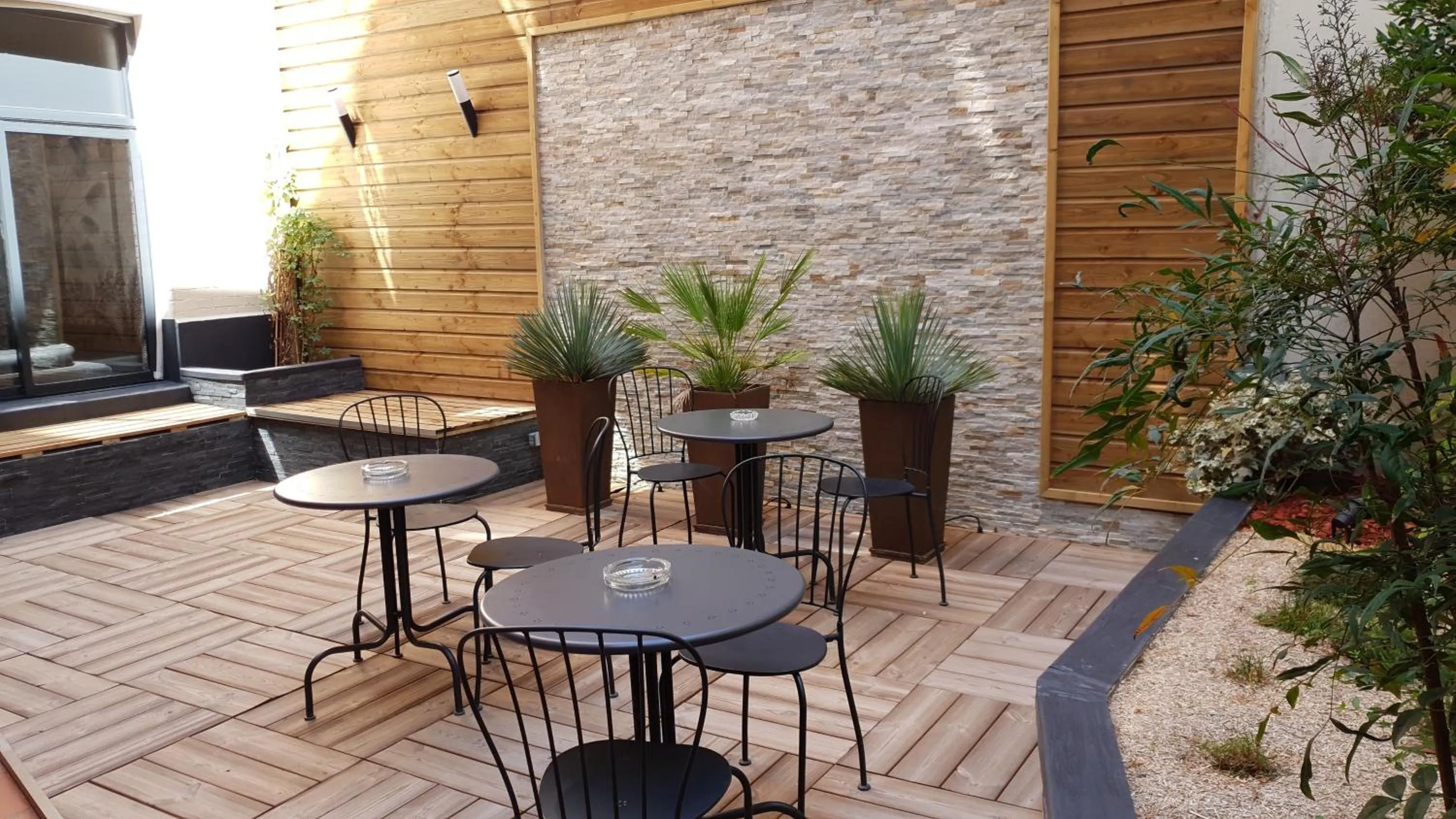 Garden in Hotel Paris Villette