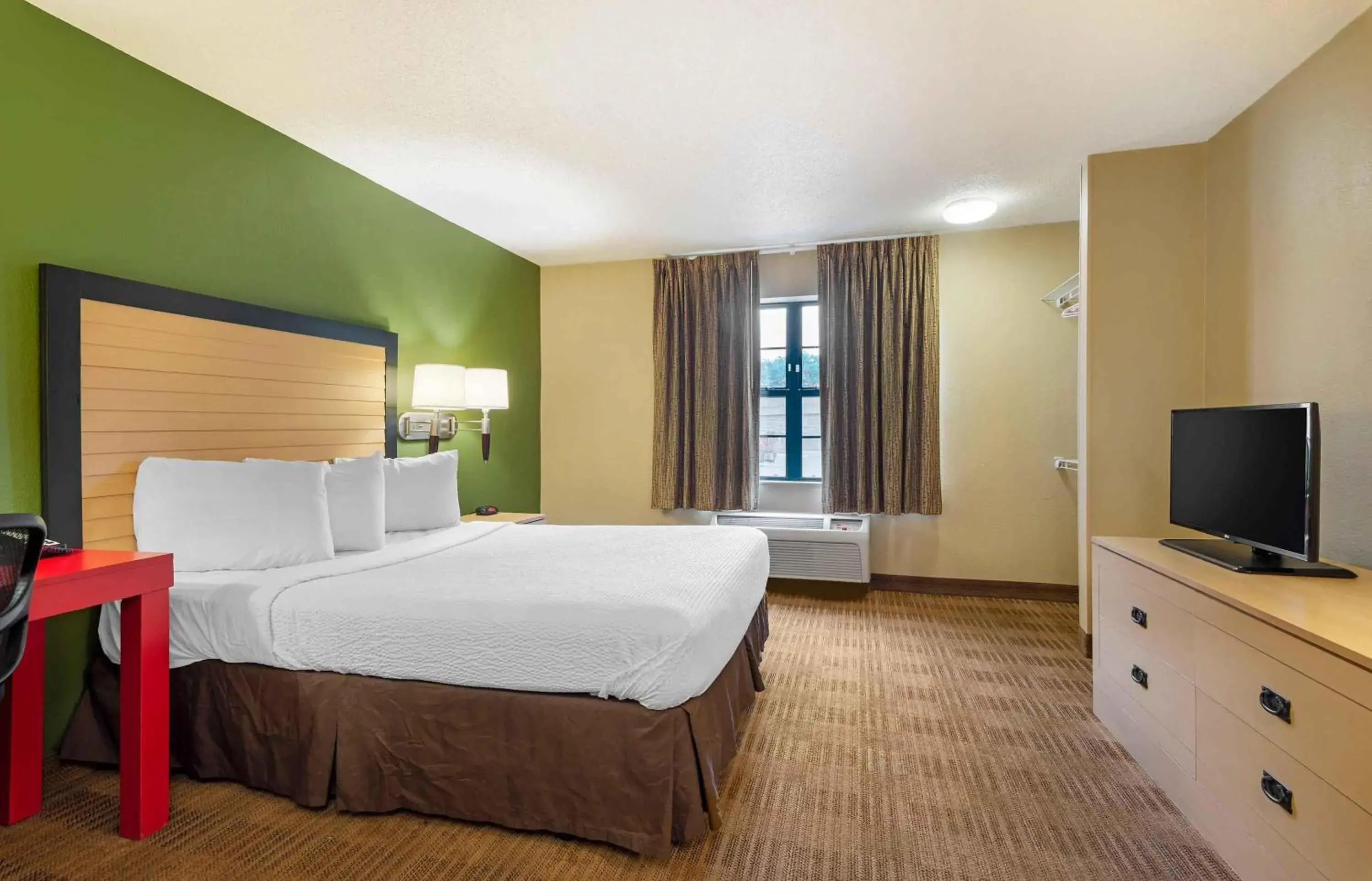 Bedroom, Bed in Extended Stay America Select Suites - Atlanta - Duluth Bedroom, Bed in Extended Stay America Select Suites - Atlanta - Duluth