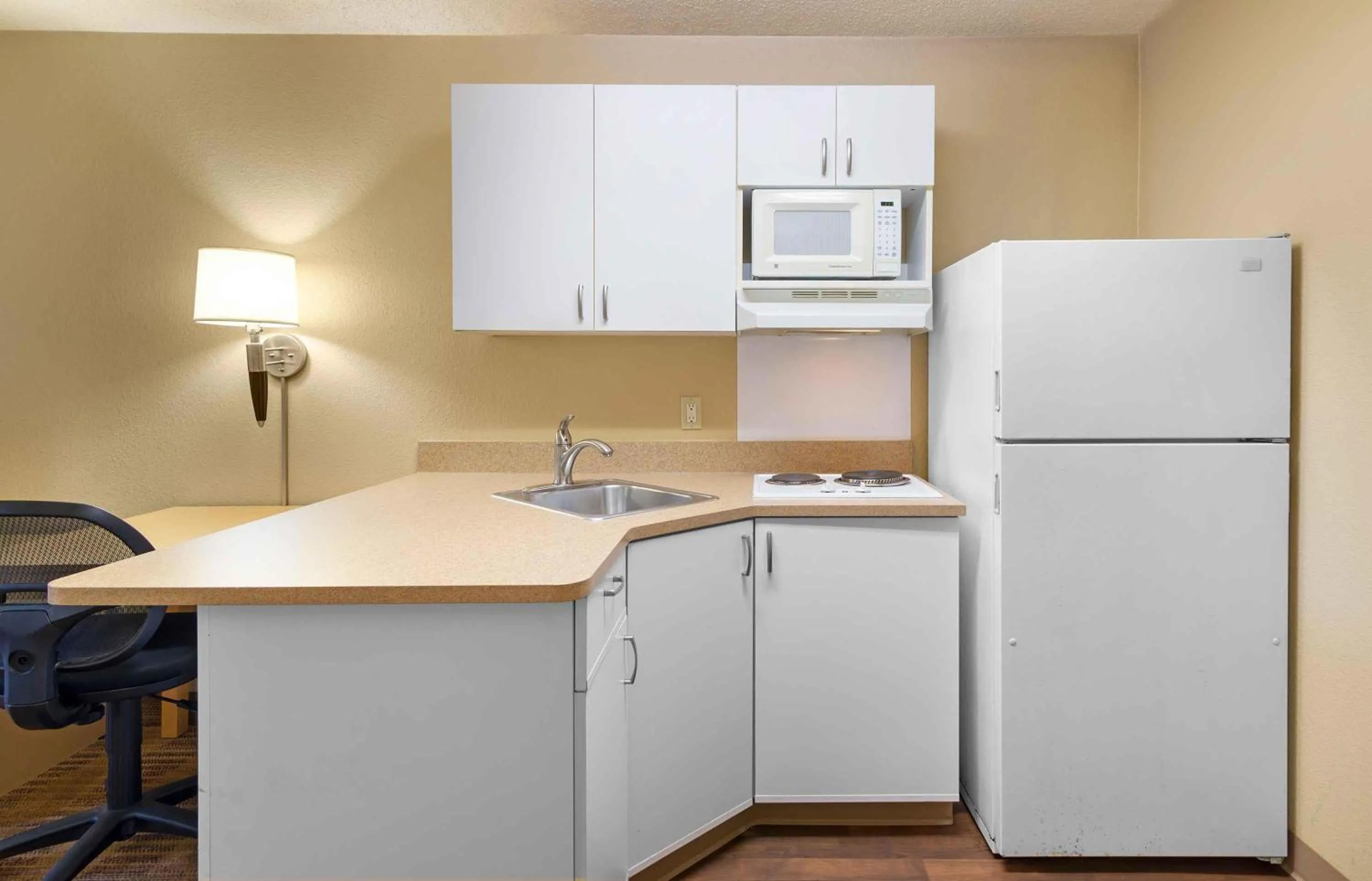 Kitchen or kitchenette in Extended Stay America Select Suites - Atlanta - Duluth