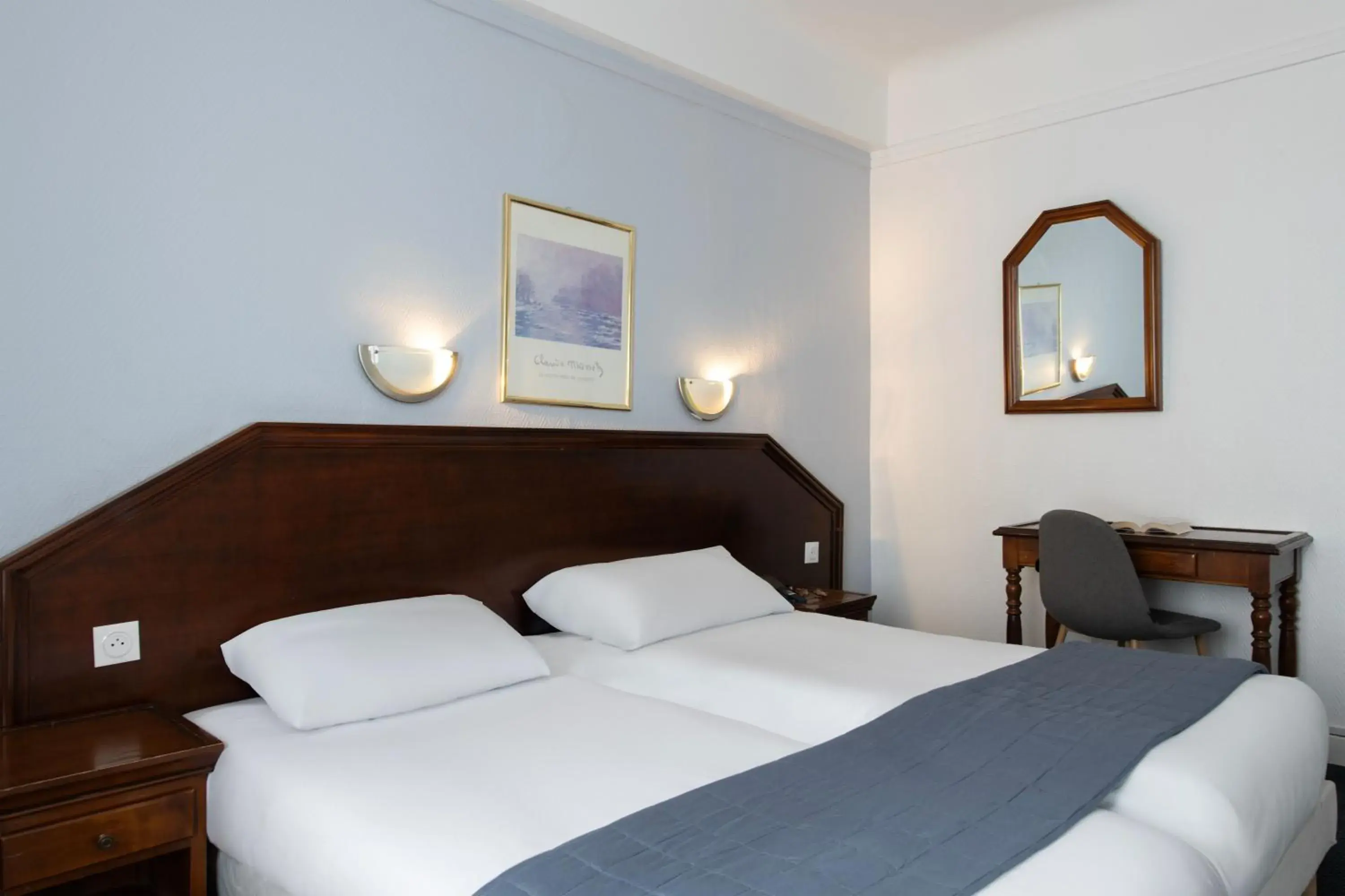 Bedroom, Bed in Hôtel Ambassadeur Bedroom, Bed in Hôtel Ambassadeur