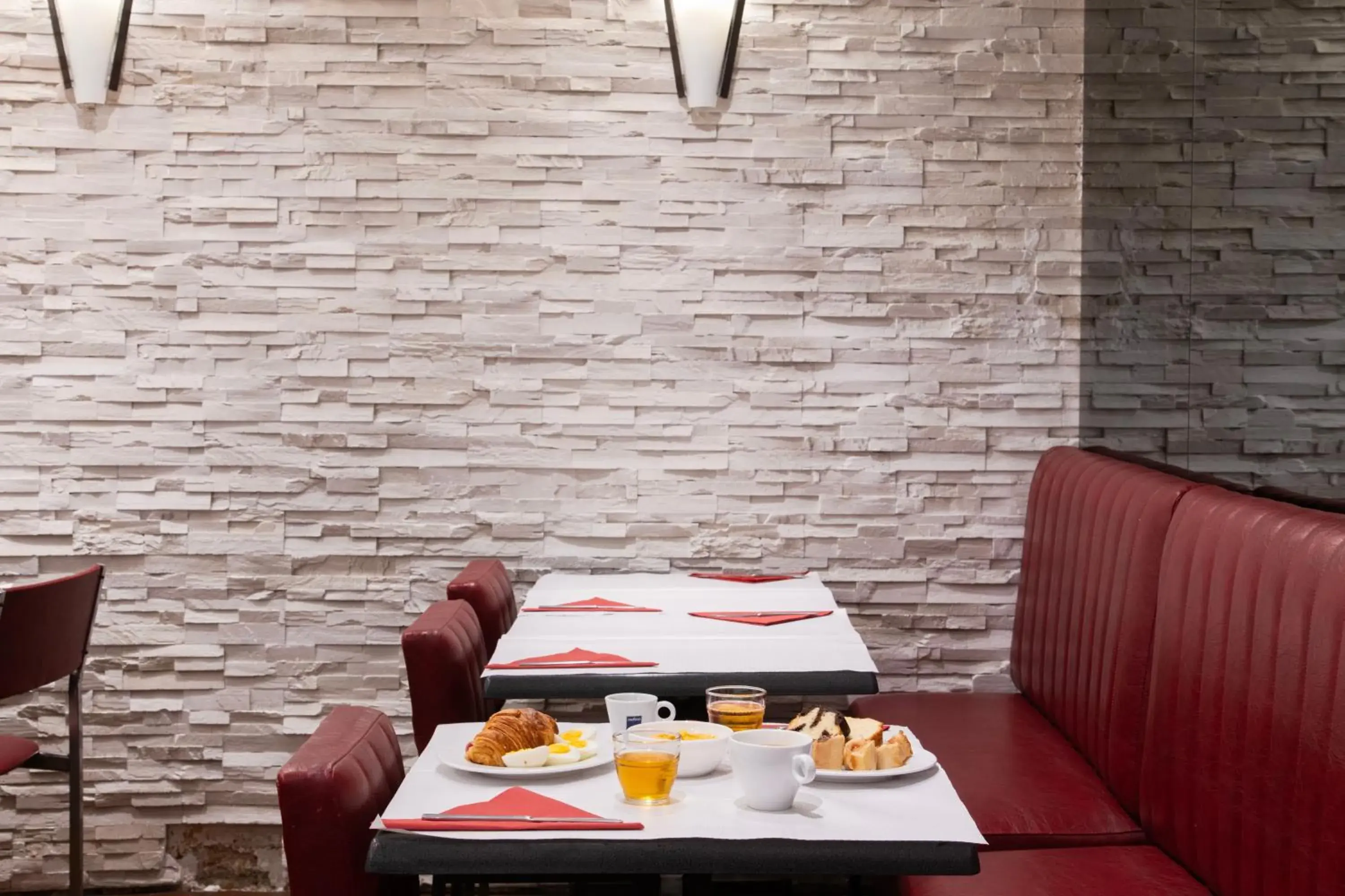 Breakfast in Hôtel Ambassadeur Breakfast in Hôtel Ambassadeur