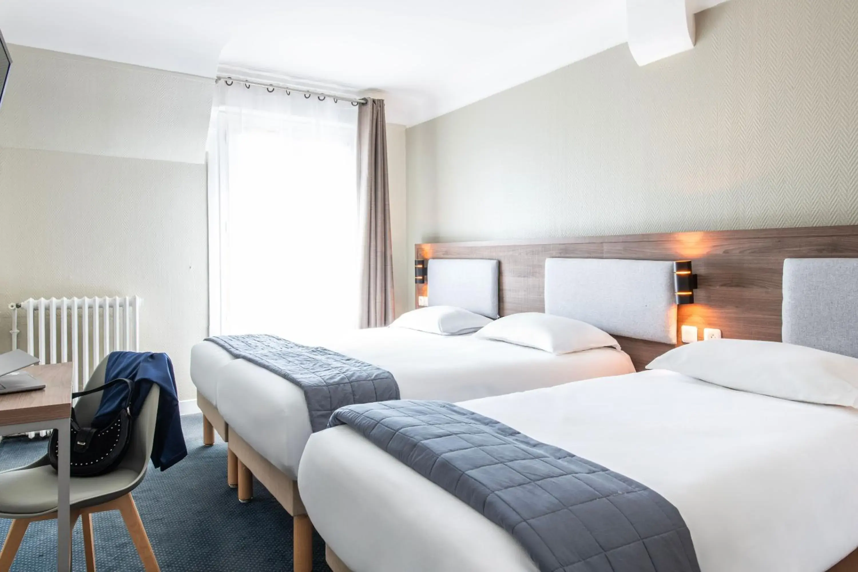 Triple Room in Hôtel Ambassadeur Triple Room in Hôtel Ambassadeur