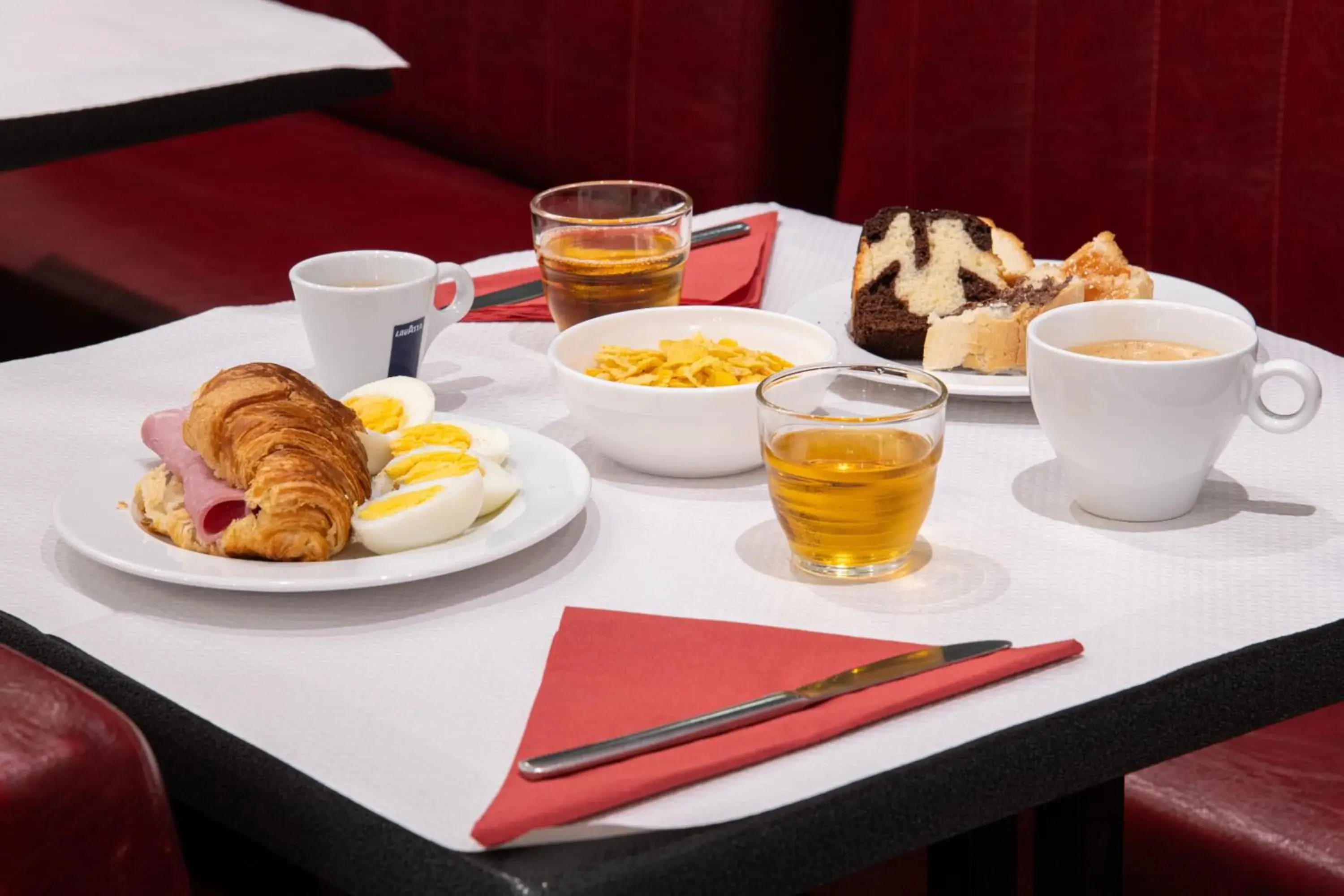 Breakfast in Hôtel Ambassadeur Breakfast in Hôtel Ambassadeur