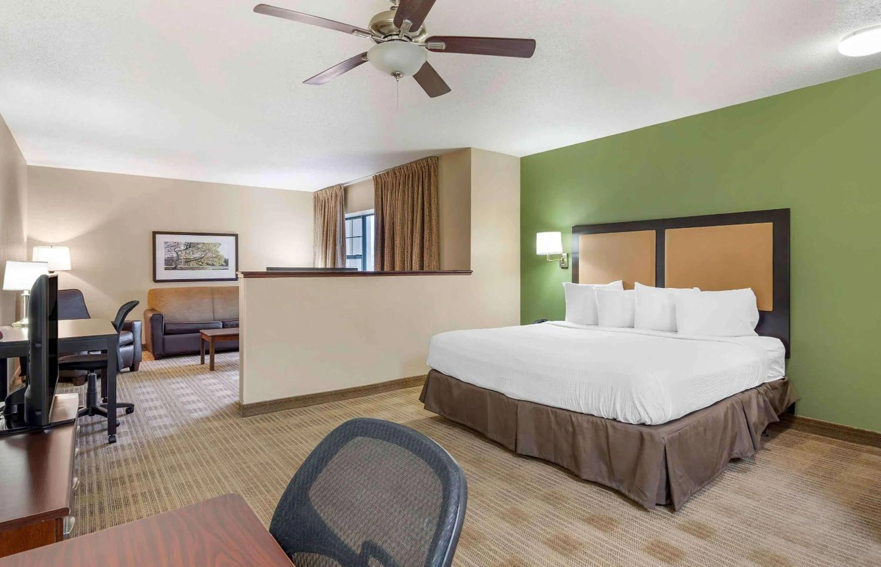 Bedroom, Bed in Extended Stay America Select Suites - Chicago - Lisle