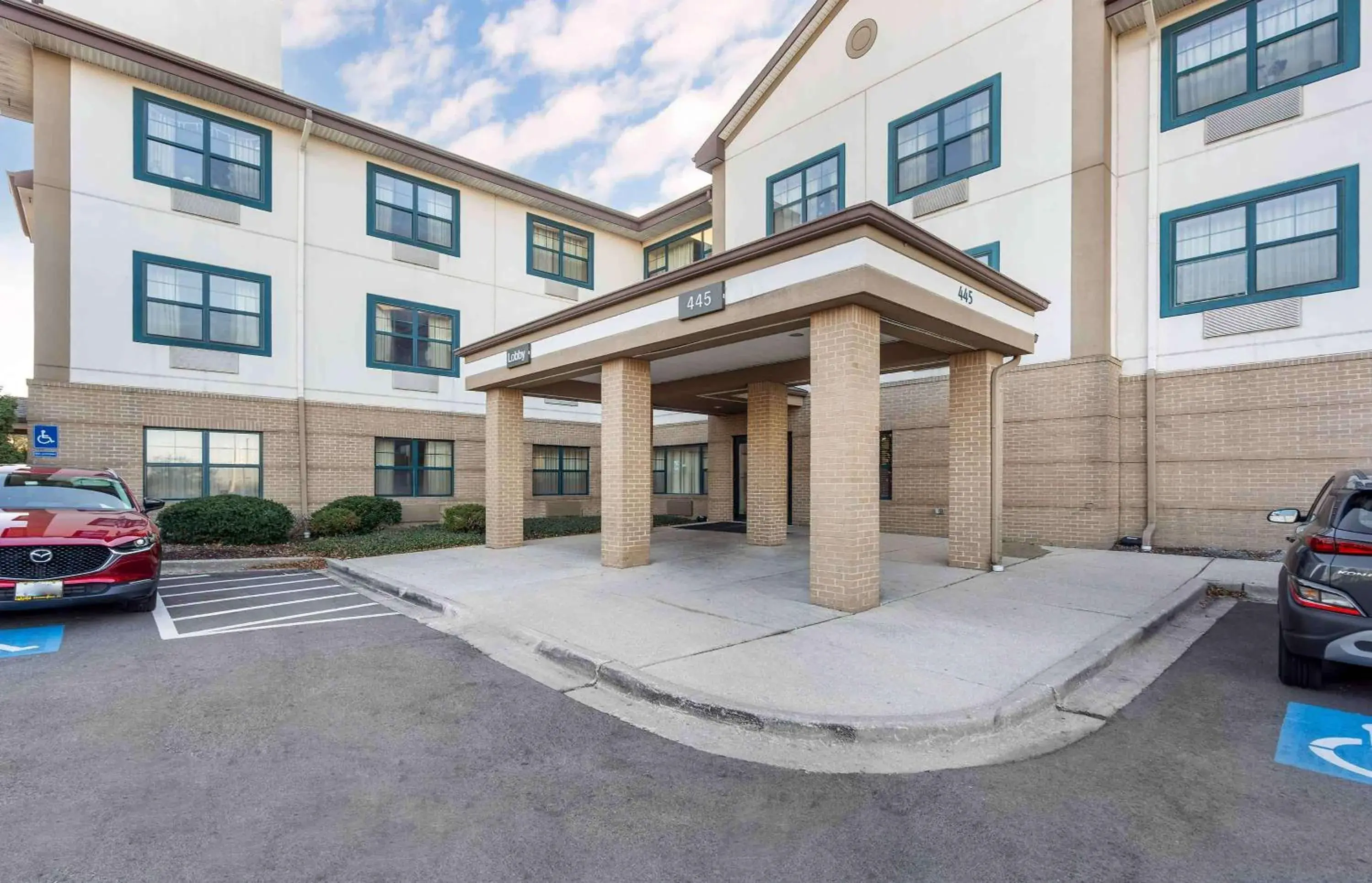 Property building in Extended Stay America Select Suites - Chicago - Lisle Property building in Extended Stay America Select Suites - Chicago - Lisle
