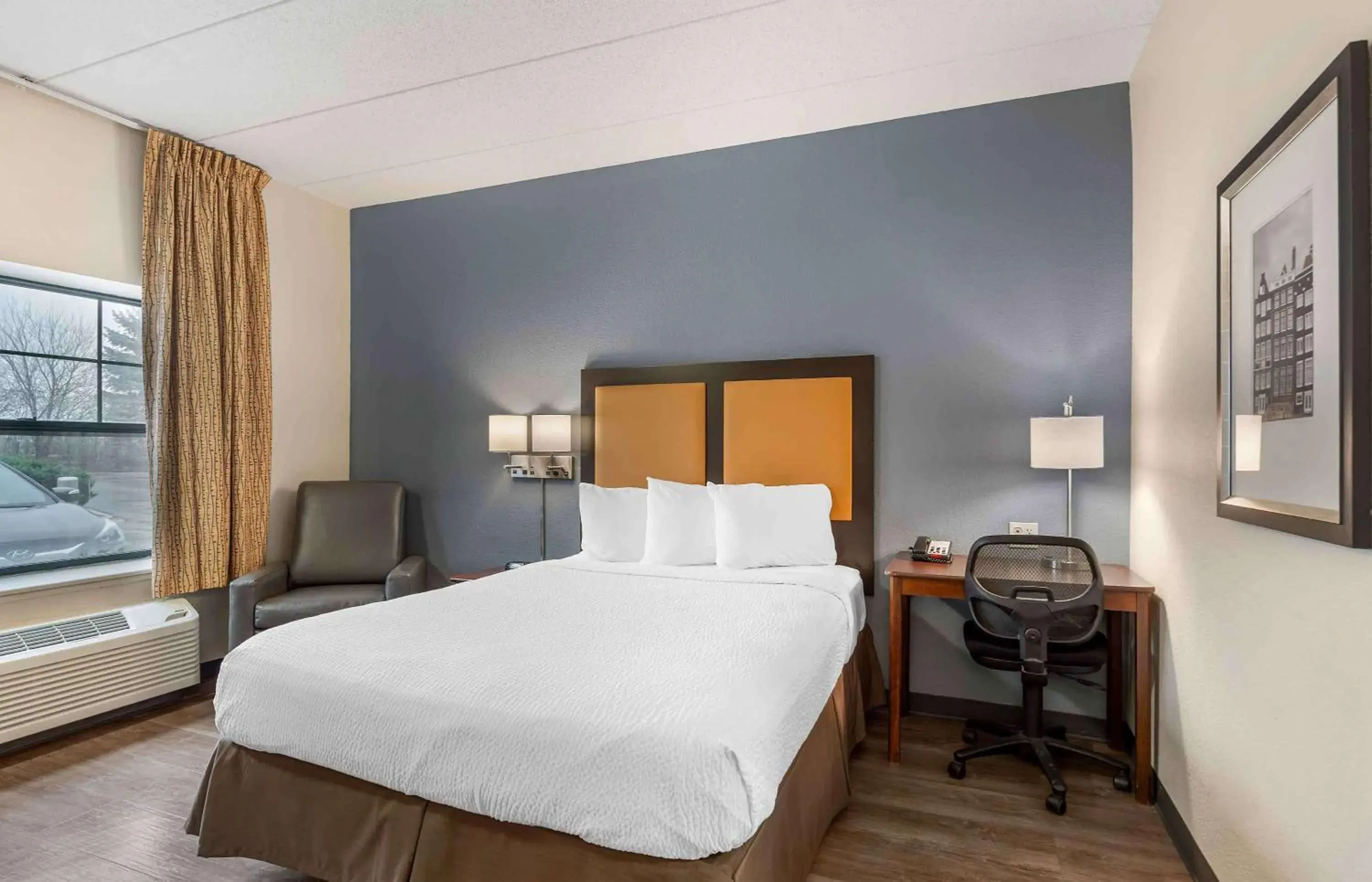 Bedroom, Bed in Extended Stay America Select Suites - Chicago - Lisle Bedroom, Bed in Extended Stay America Select Suites - Chicago - Lisle