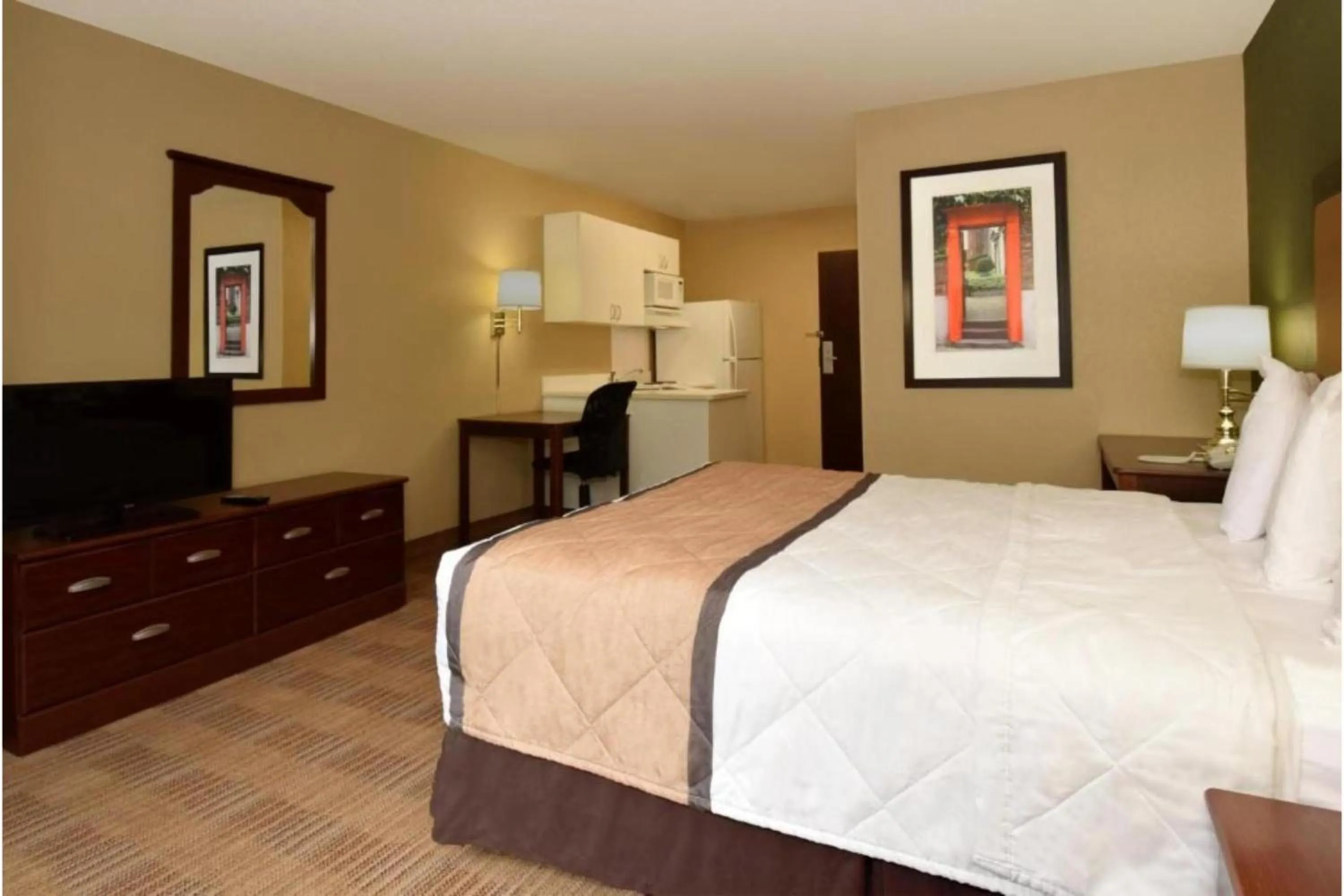 Bedroom, Bed in Studio 6 Corporate Extended Stay Chicago Lisle IL
