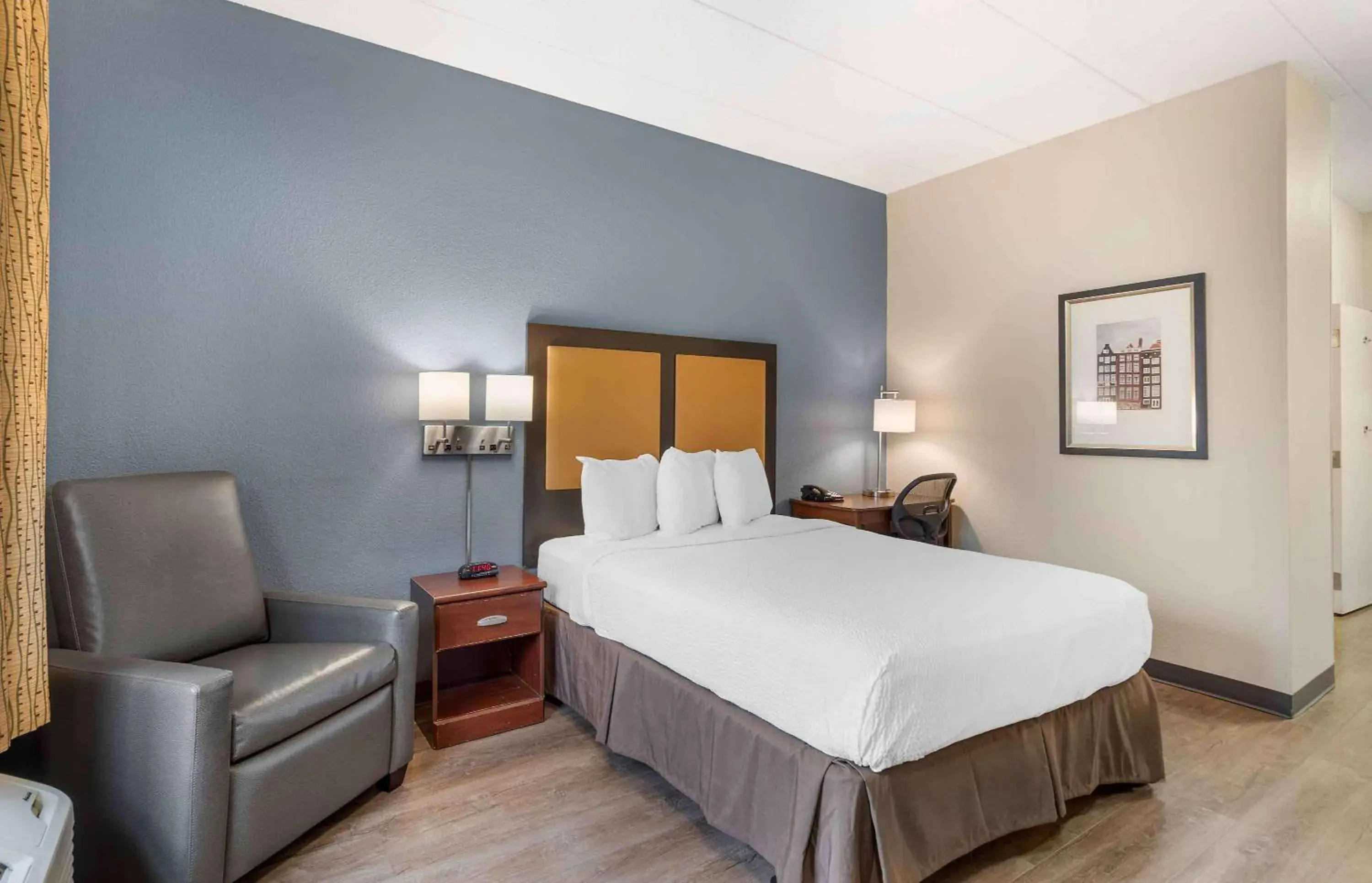 Bedroom, Bed in Extended Stay America Select Suites - Chicago - Lisle Bedroom, Bed in Extended Stay America Select Suites - Chicago - Lisle