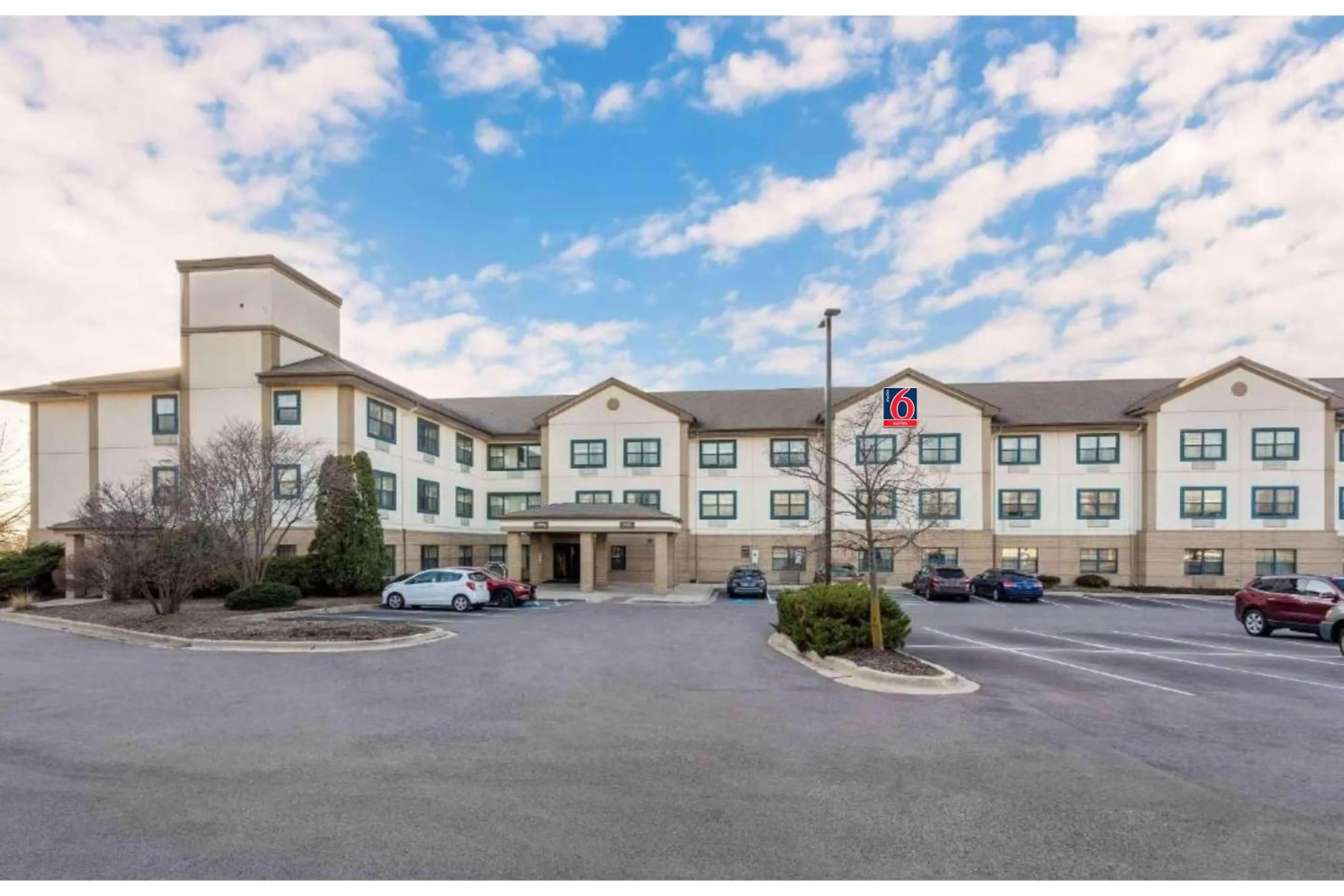 Property building in Studio 6 Corporate Extended Stay Chicago Lisle IL