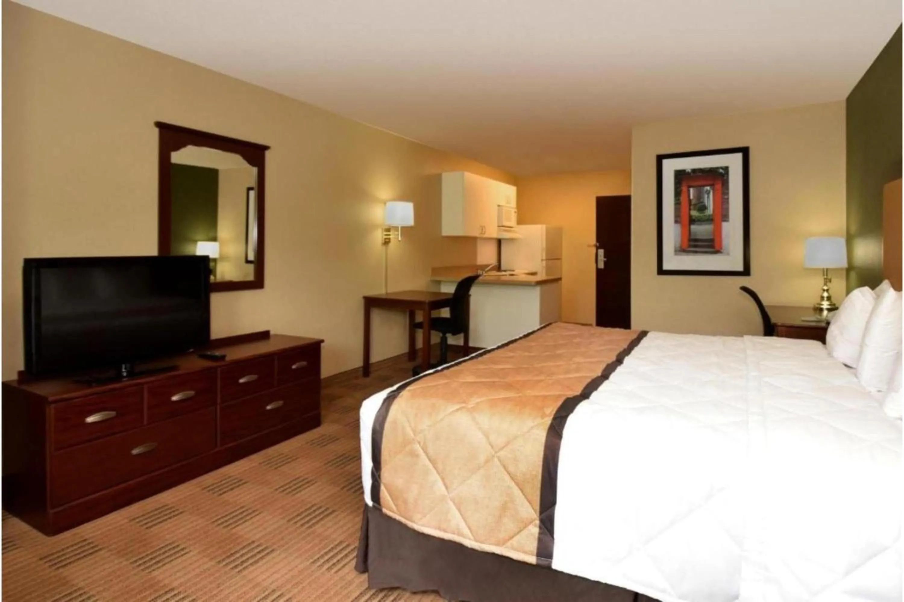 Bedroom, Bed in Studio 6 Corporate Extended Stay Chicago Lisle IL