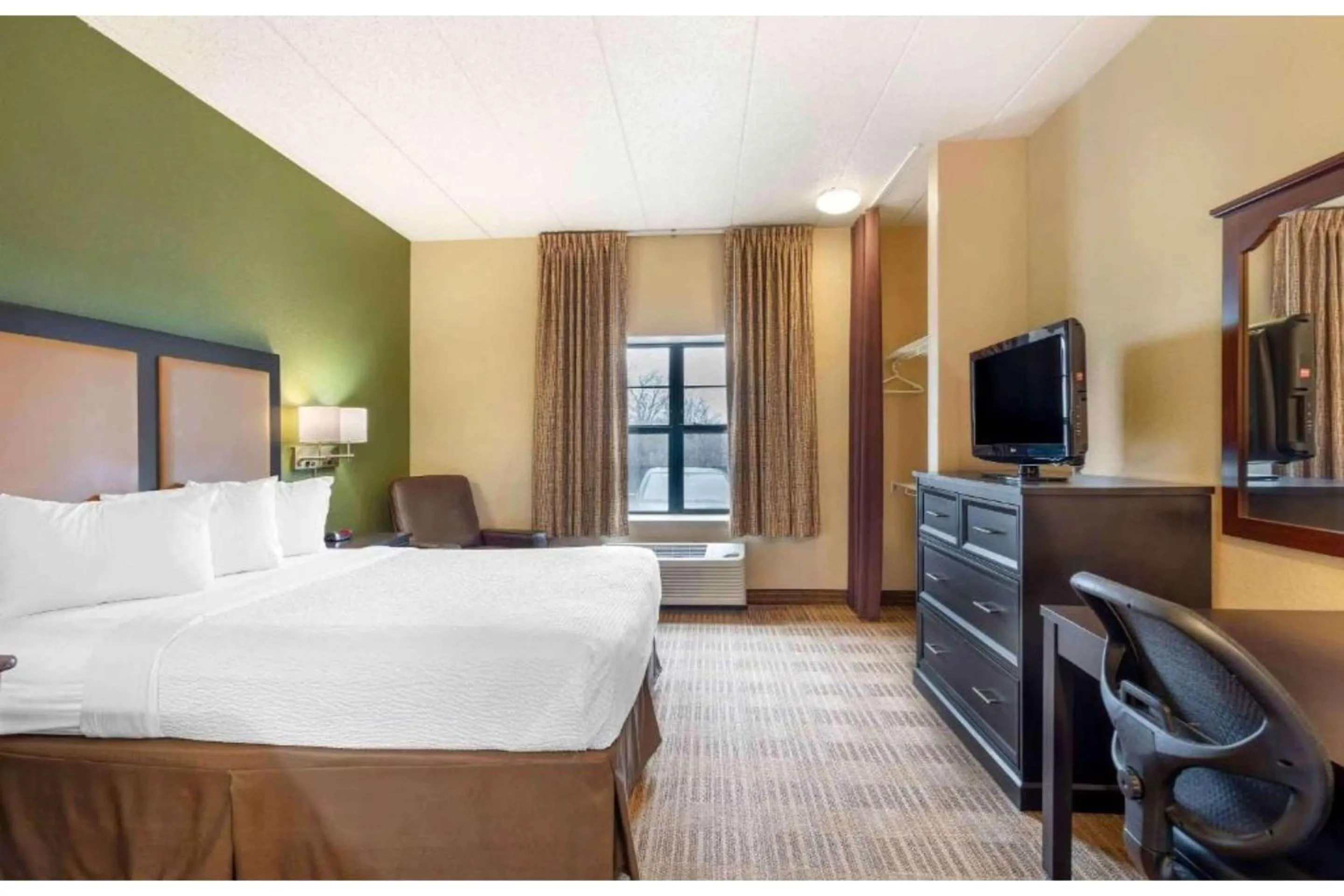Bedroom, Bed in Studio 6 Corporate Extended Stay Chicago Lisle IL
